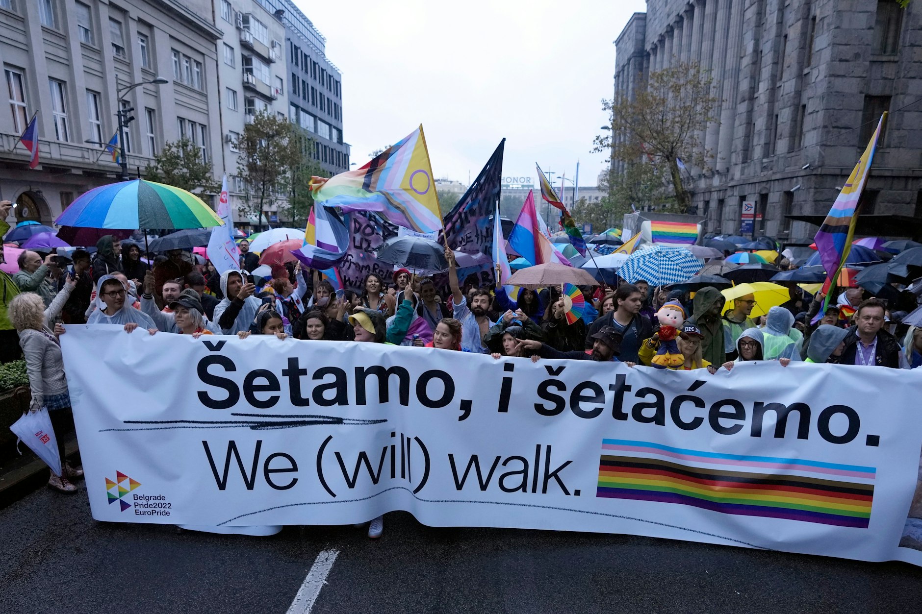 Die Teilnehmer der Pride-Demo in Belgrad tragen ein Transparent mit der Aufschrift Wir (werden) laufen.