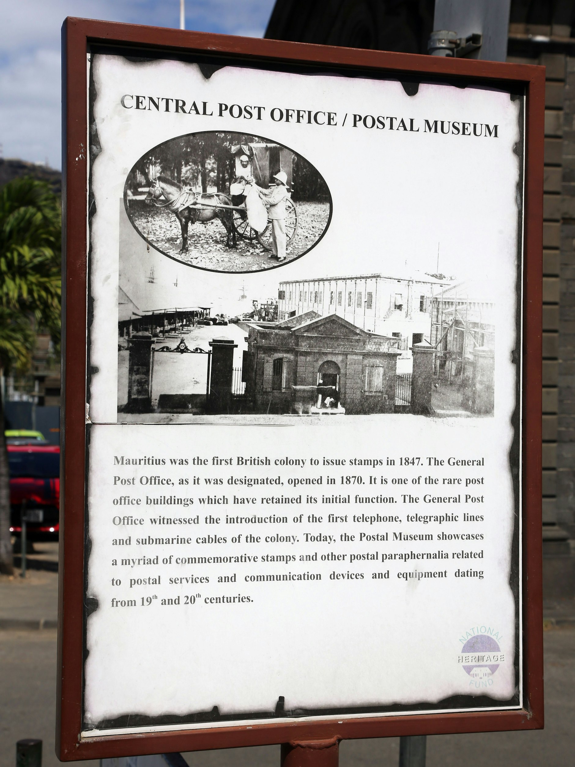 Eine Informationstafel vor dem Post-Museum auf Mauritius zeigt ein Foto der damaligen Hauptpost.