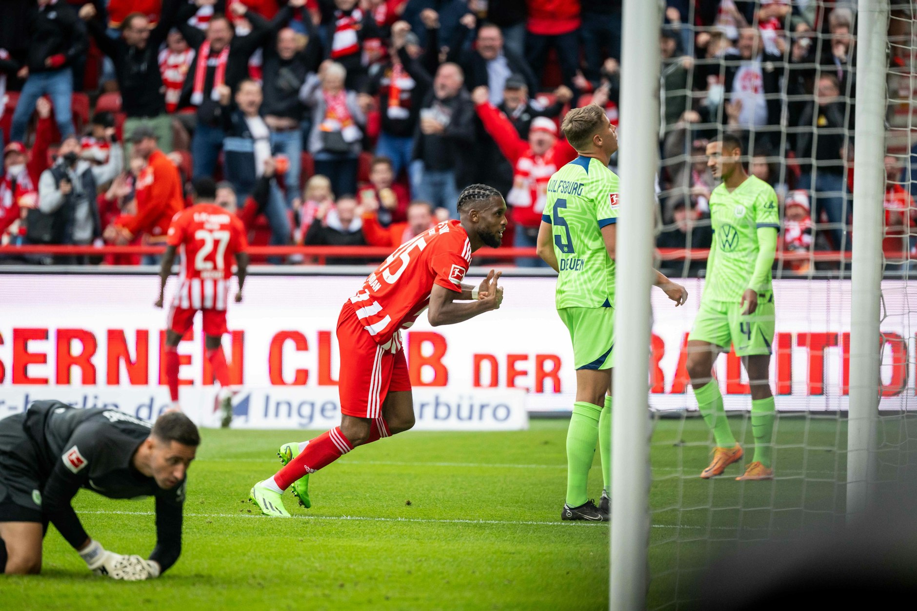 Koen Casteels geschlagen: Jordan Siebatcheu vom 1. FC Union Berlin bejubelt den Führungstreffer der Eisernen gegen Wolfsburg.