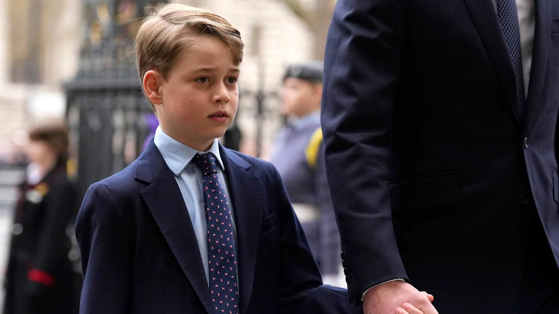 Prinz George&nbsp; an der Hand seines Vaters William bei einem Dank-Gottesdienst für seinen Urgroßvater Prinz Philipp, den Duke of Edinburgh im März diesen Jahres.