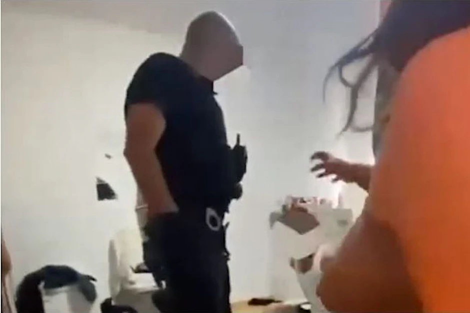 Ein Screenshot aus dem Video zeigt den Berliner Polizisten. Er sagt während des Einsatzes: „Du bist hier in unserem Land. Ihr habt euch nach unseren Gesetzen zu verhalten.“