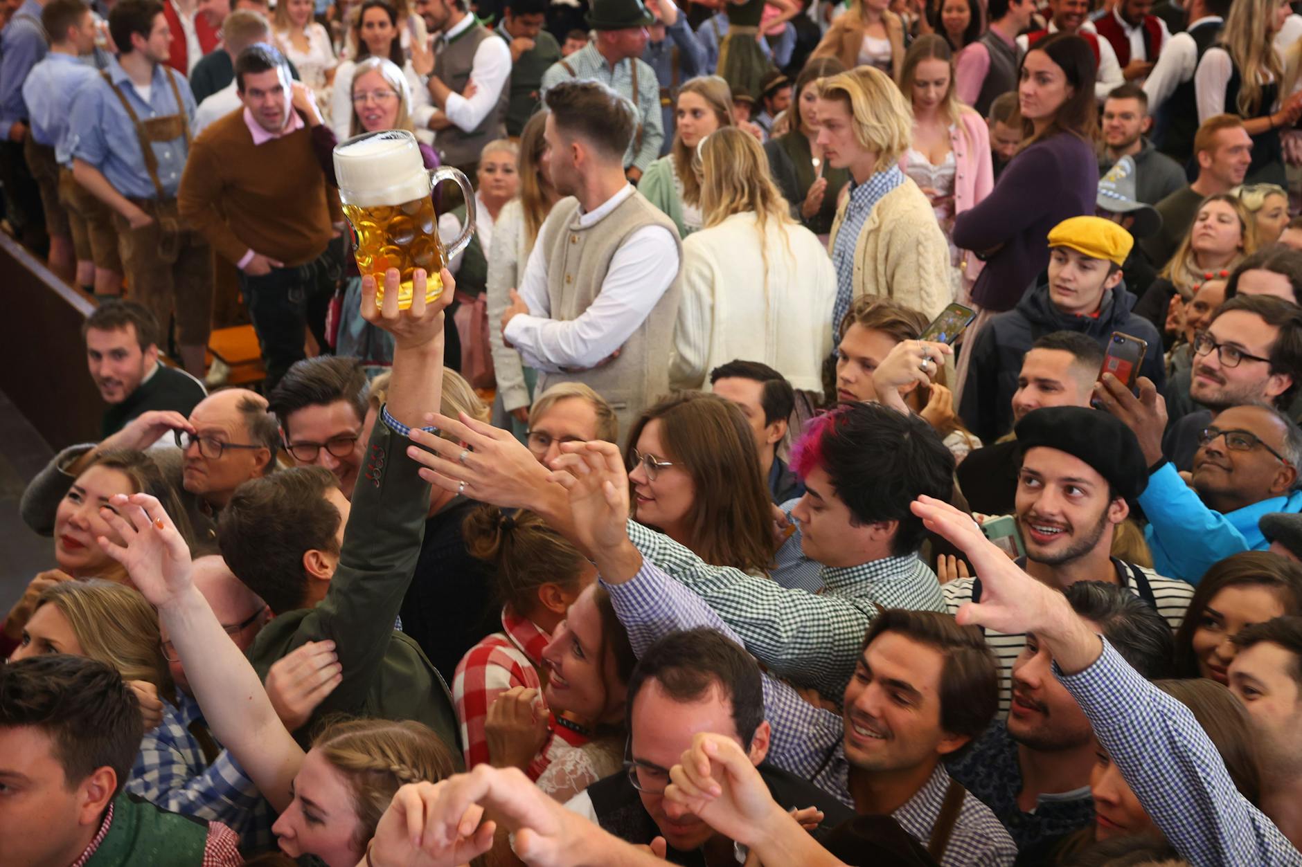 Beim Oktoberfest kommen rund sechs Millionen Besucher zusammen. Auch Corona bleibt da nicht vor der Tür.