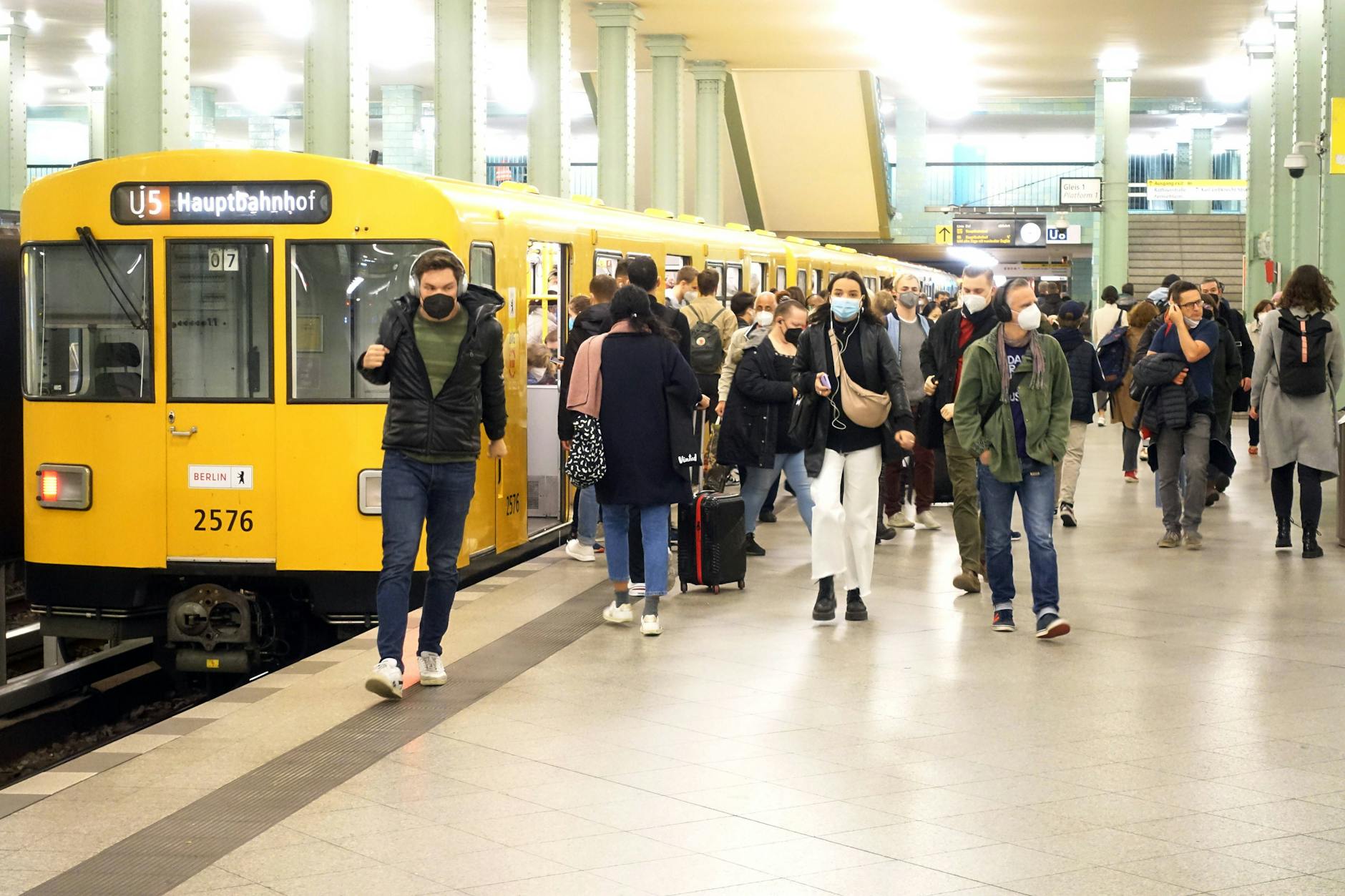 Menschen auf einem Bahnsteig der U-Bahn-Linie 5 im Bahnhof Alexanderplatz