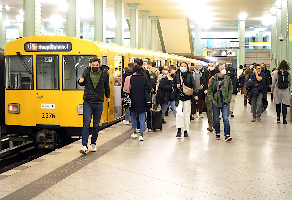 Fahrgäste im U-Bahnhof Alexanderplatz