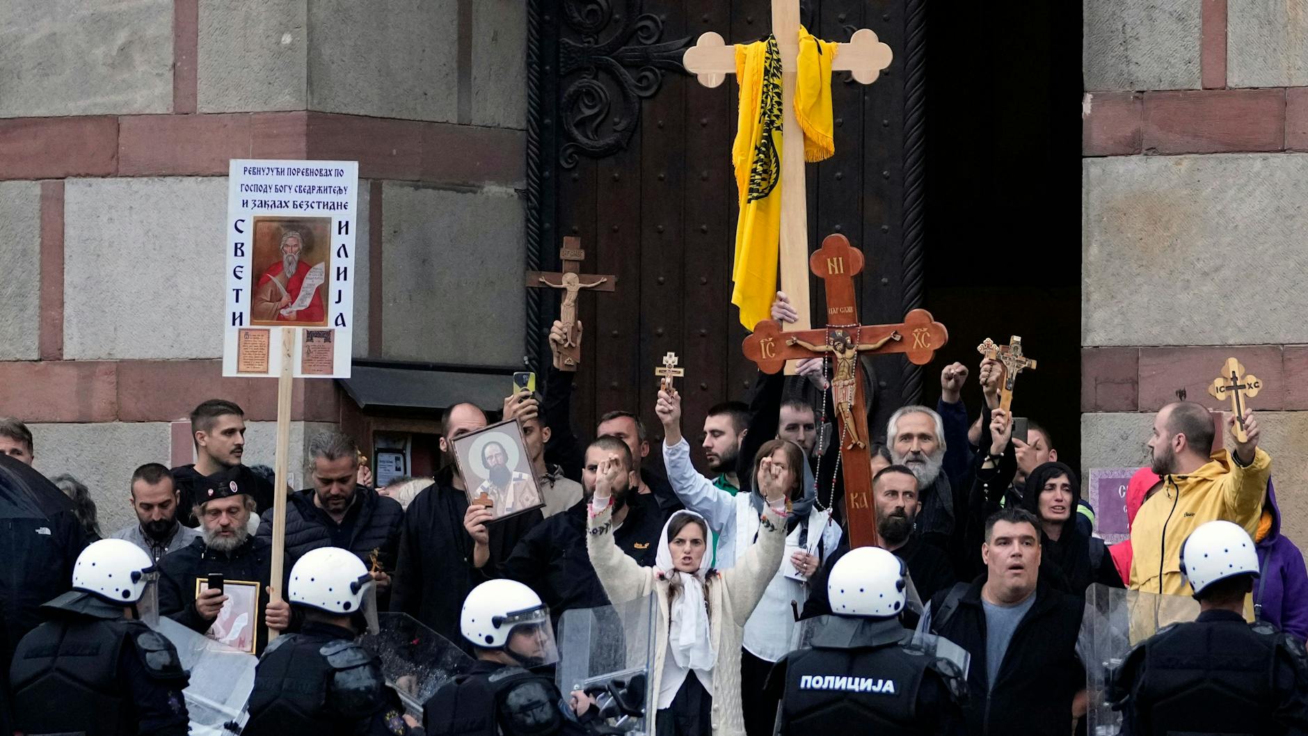 Mit Kreuzen, Kruzifixen und Heiligenbildern demonstrieren ultra-christliche und rechtsextreme Kräfte gegen die Pride-Parade.