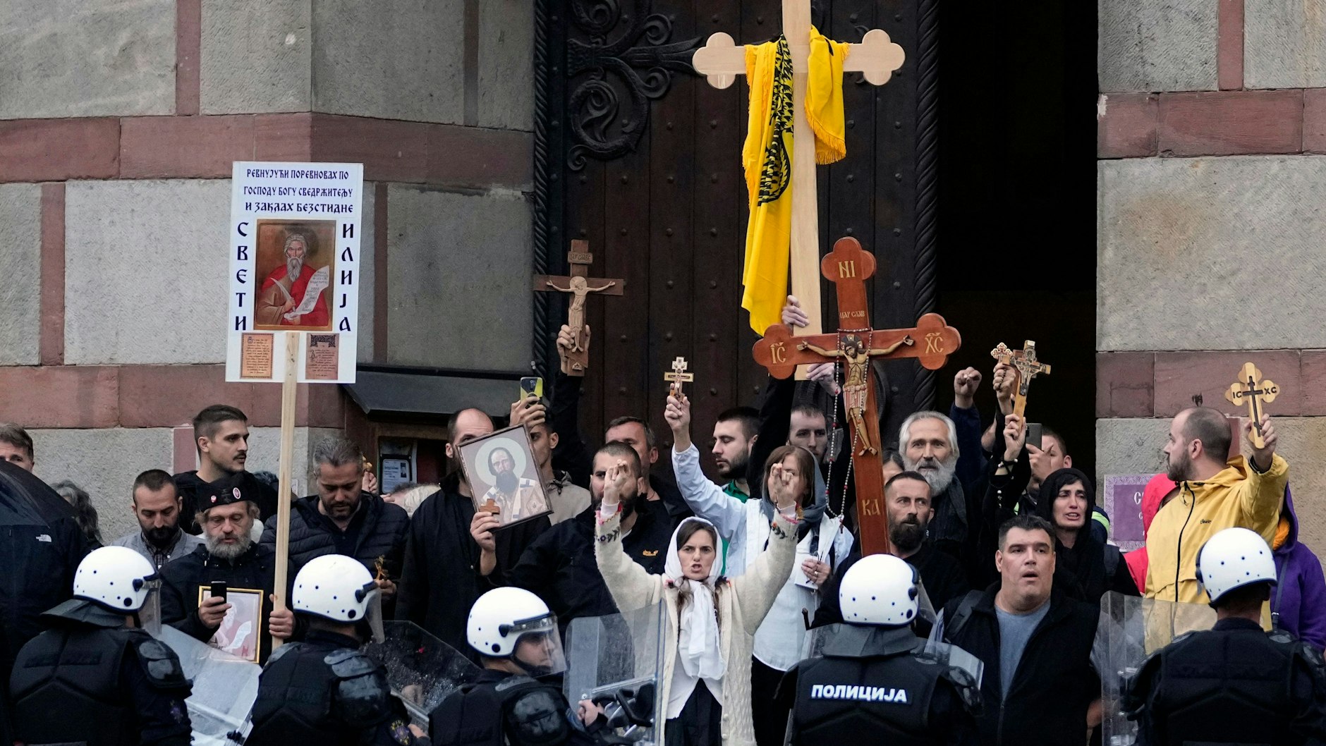 Mit Kreuzen, Kruzifixen und Heiligenbildern demonstrieren ultra-christliche und rechtsextreme Kräfte gegen die Pride-Parade.