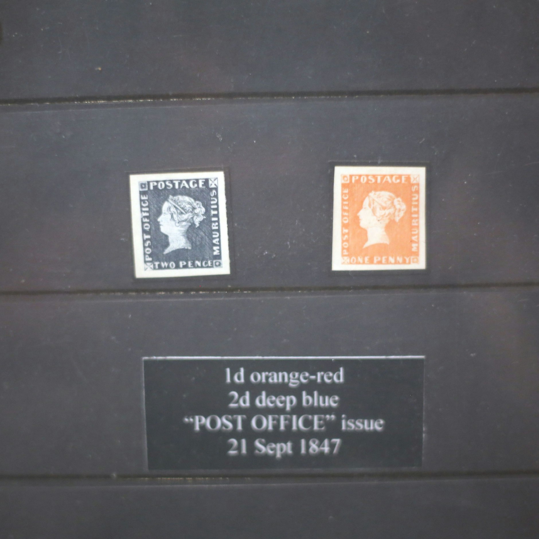 Repliken der ersten Serie der Roten und Blauen Mauritius-Briefmarke, die 1847 erstmalig im Postamt des Inselstaats herausgegeben und abgestempelt wurden.