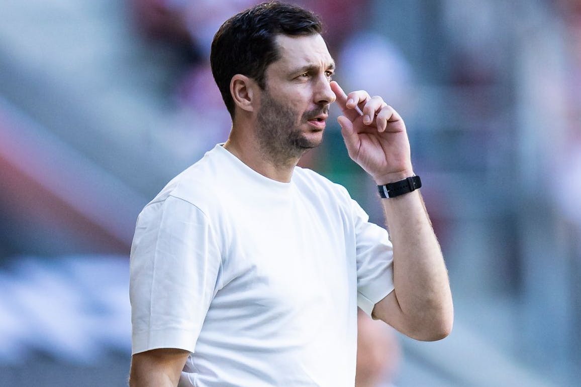 Holzauge, sei wachsam! Hertha-Coach Sandro Schwarz schaut ganz genau hin. 