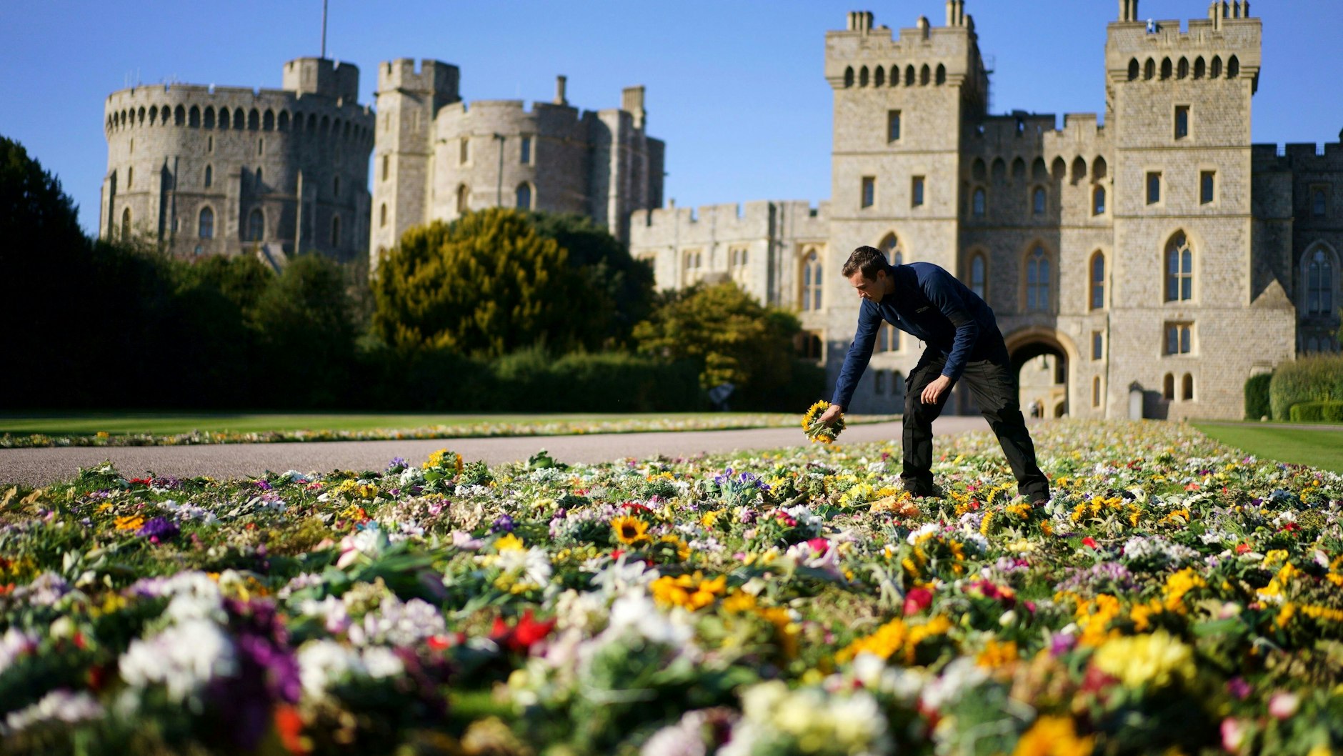 Hier, vor Windsor Castle wird der Leichenwagen noch einmal seine Fahrt verlangsamen. Queen Elizabeth findet ihre letzte Ruhestätte auf Schloss Windsor.&nbsp;