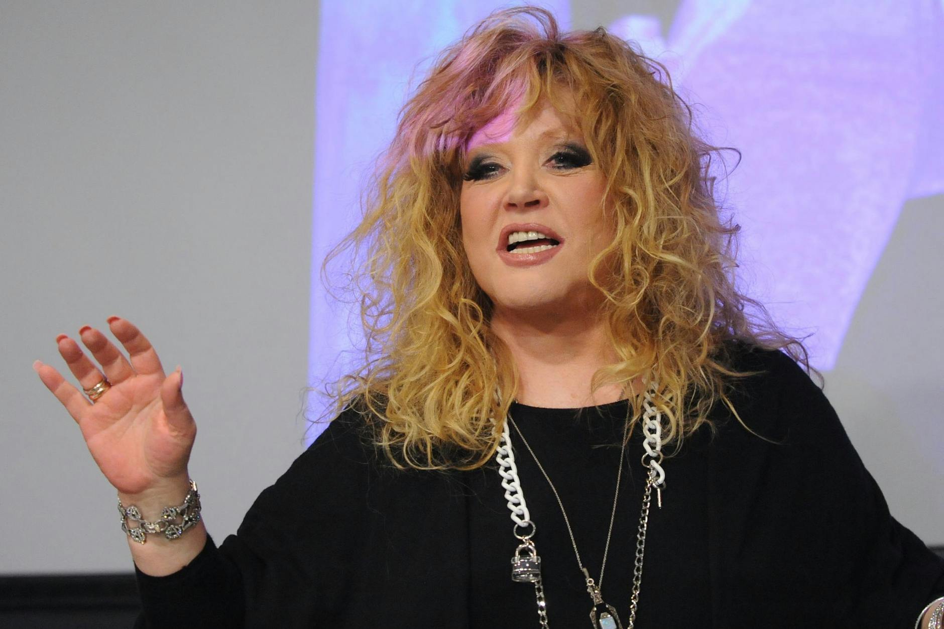 Die russische Popsängerin Alla Pugatschowa sagt jetzt öffentlich, was sie denkt. 