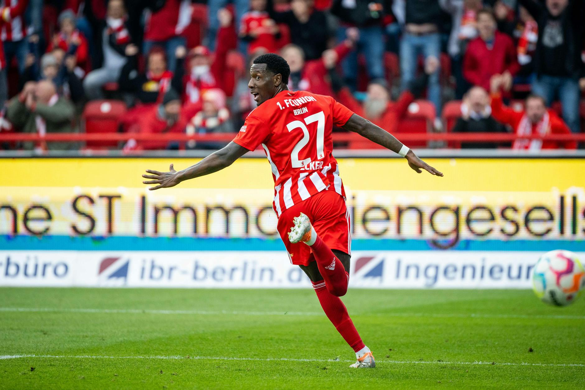 Sheraldo Becker jubelt über seinen sechsten Saisontreffer.