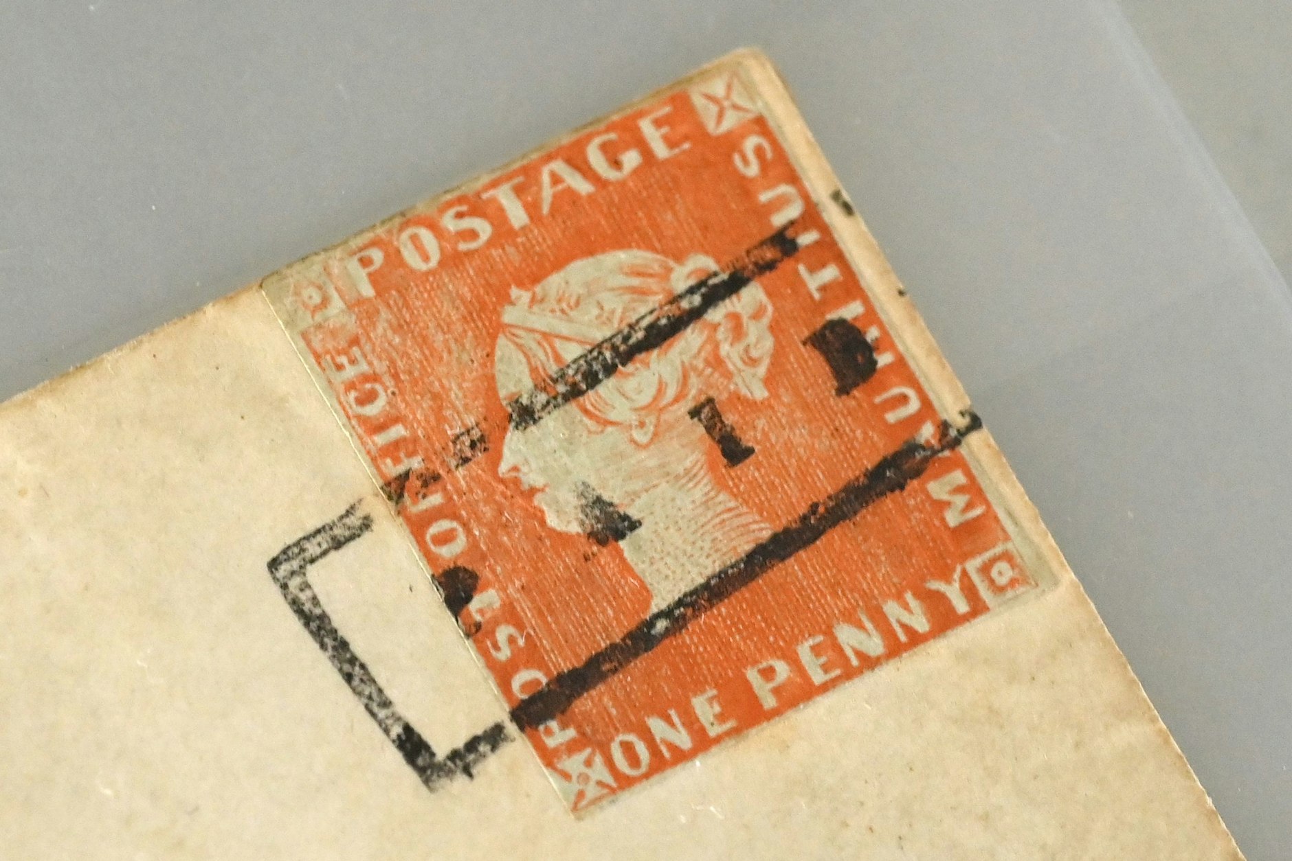 Die Briefmarke Rote Mauritius, die auf einem Briefumschlag klebt, wechselte bei einer Auktion für 8,1 Millionen Euro den Besitzer.