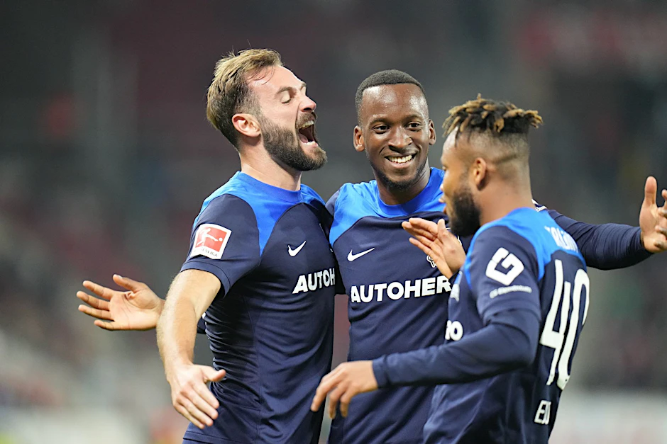 Lucas Tousart (l.) feiert mit Dodi Lukebakio (Mitte) und Chidera Ejuke seinen Treffer zum 1:0 gegen Mainz.