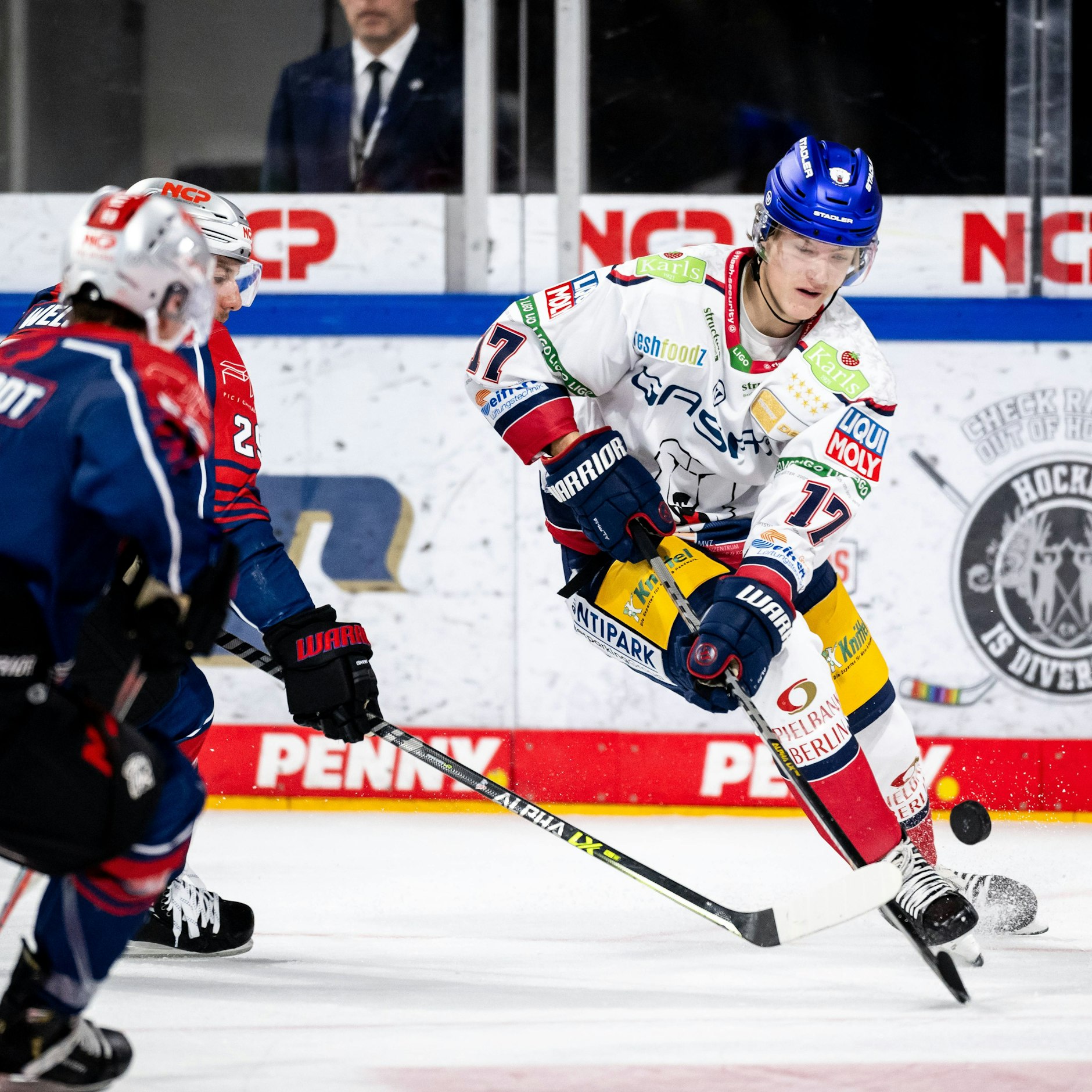 Eric Hördler traut sich was, nimmt es gleich mit zwei Nürnbergern auf.