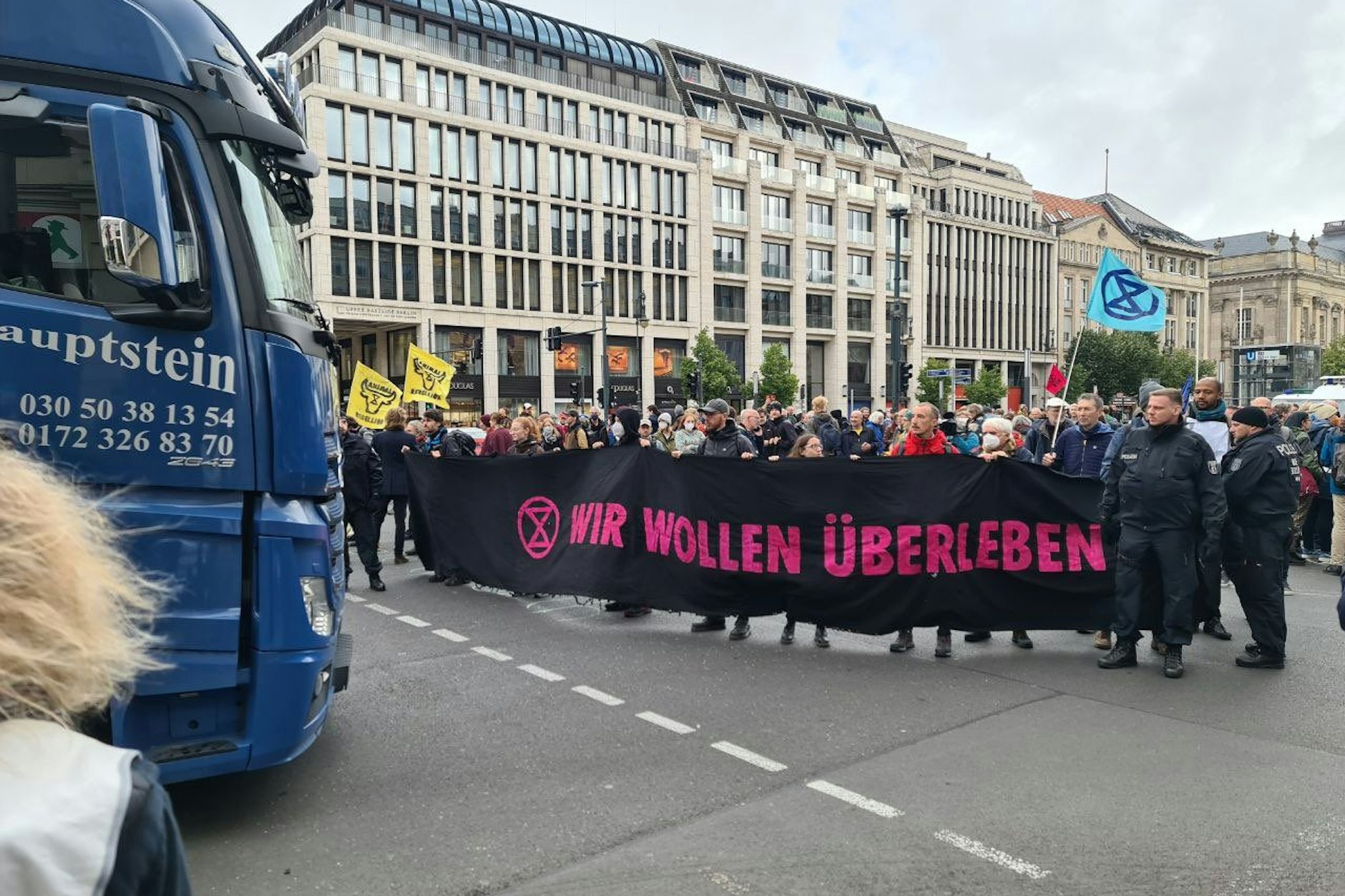 Klimakämpfer am Montag auf der Straße Unter den Linden.