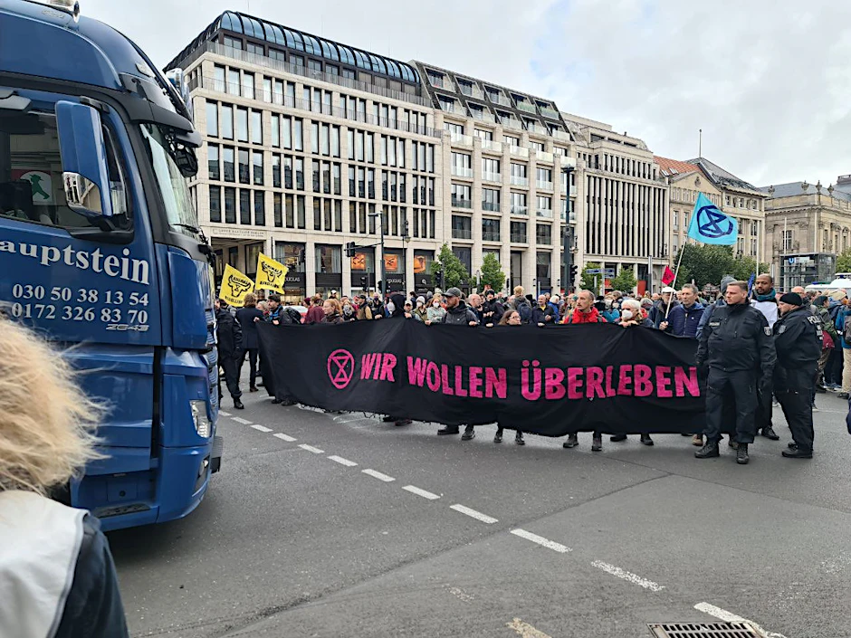 Klimakämpfer am Montag auf der Straße Unter den Linden.