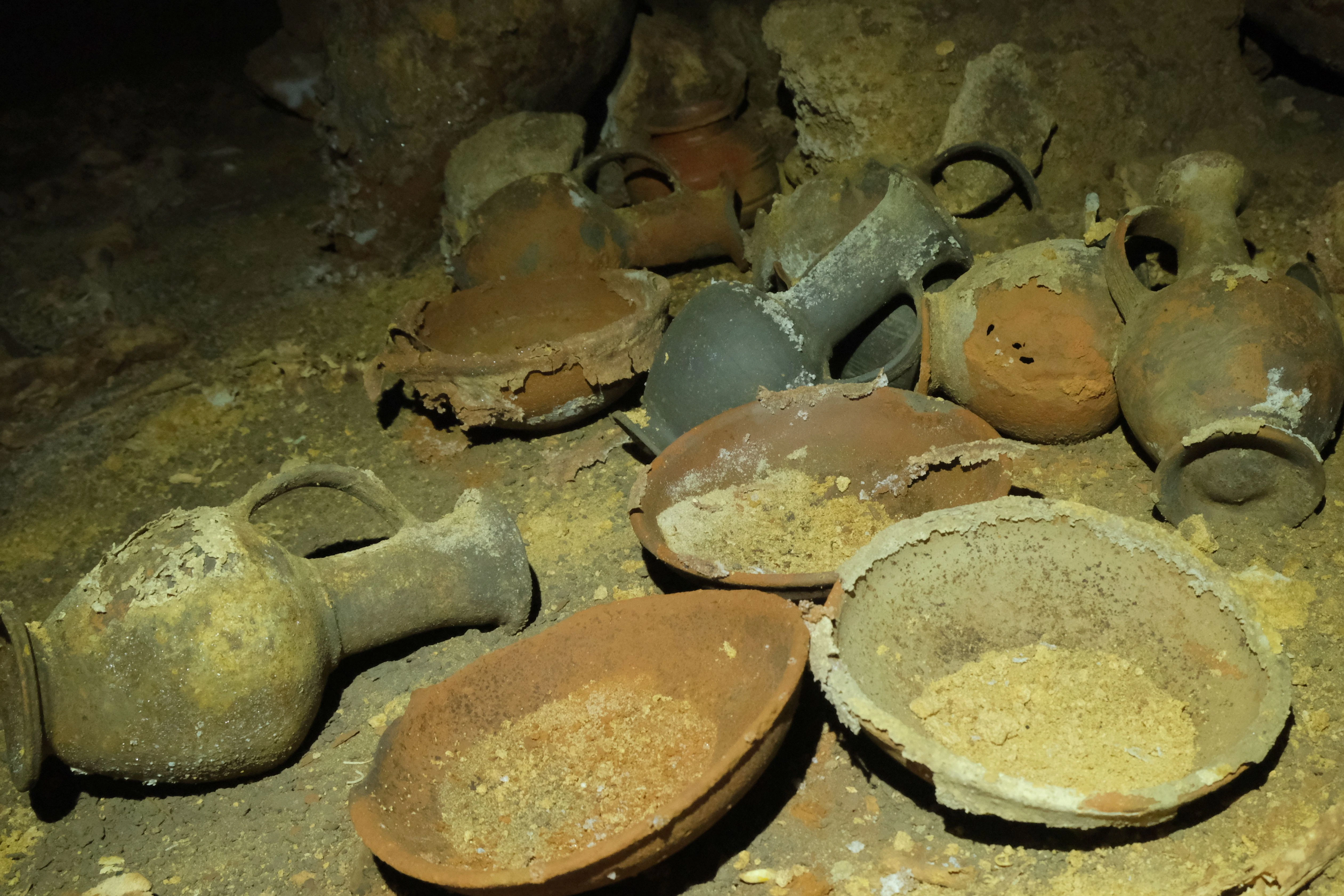 Tontöpfe in der Grabkammer.