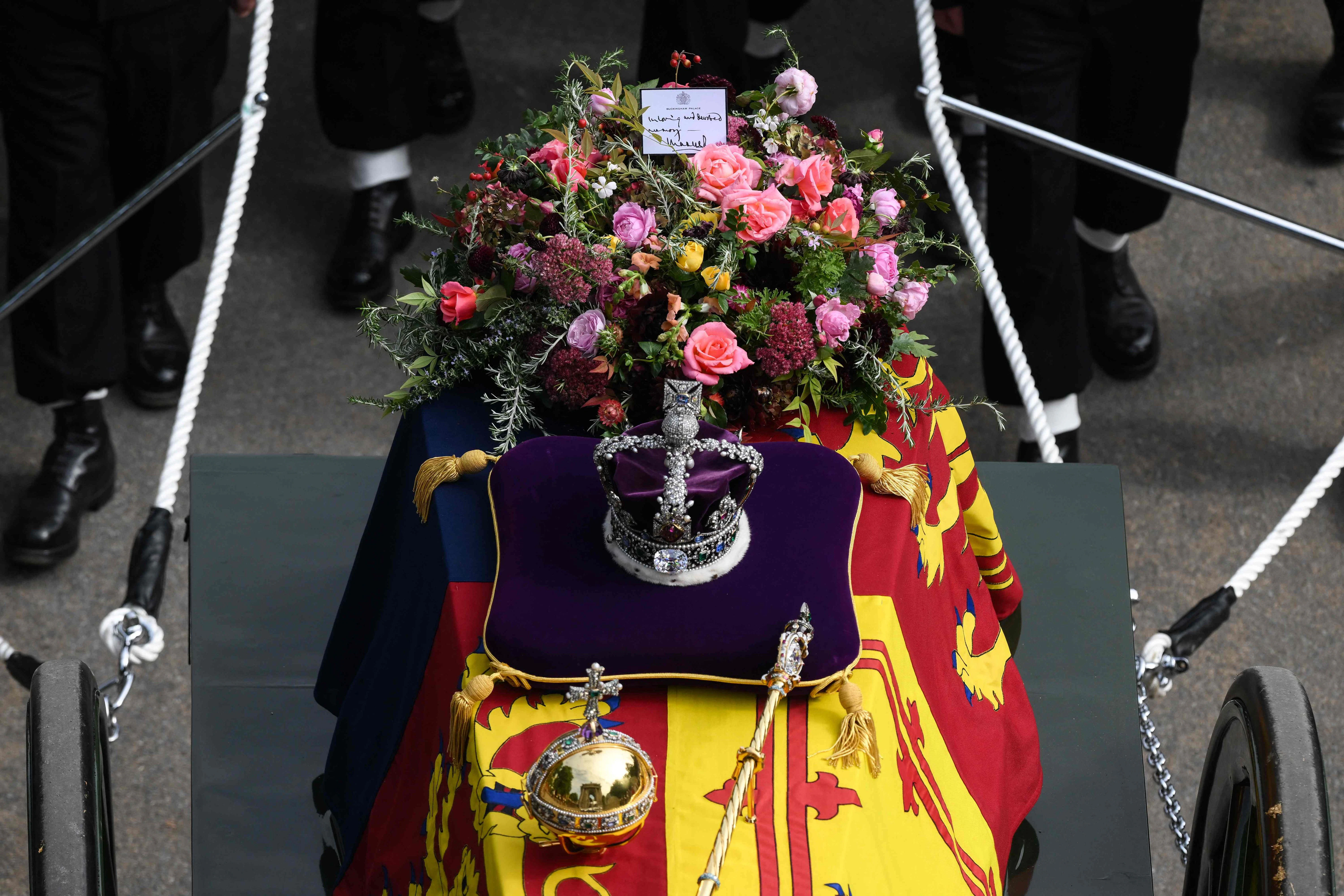 Die Nachricht von König Charles III. auf dem Sarg seiner Mutter.