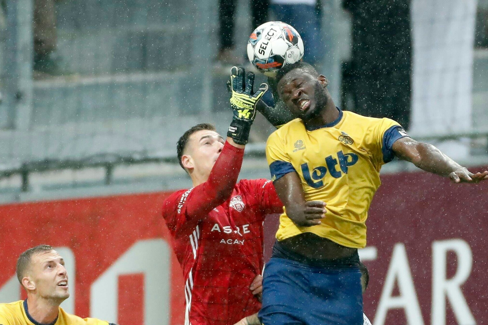Eupens Lennart Moser kommt zu spät gegen St.-Gilloises Victor Boniface! Der Nigerianer köpft den späten Siegtreffer für Unions Europa-League-Gegner.