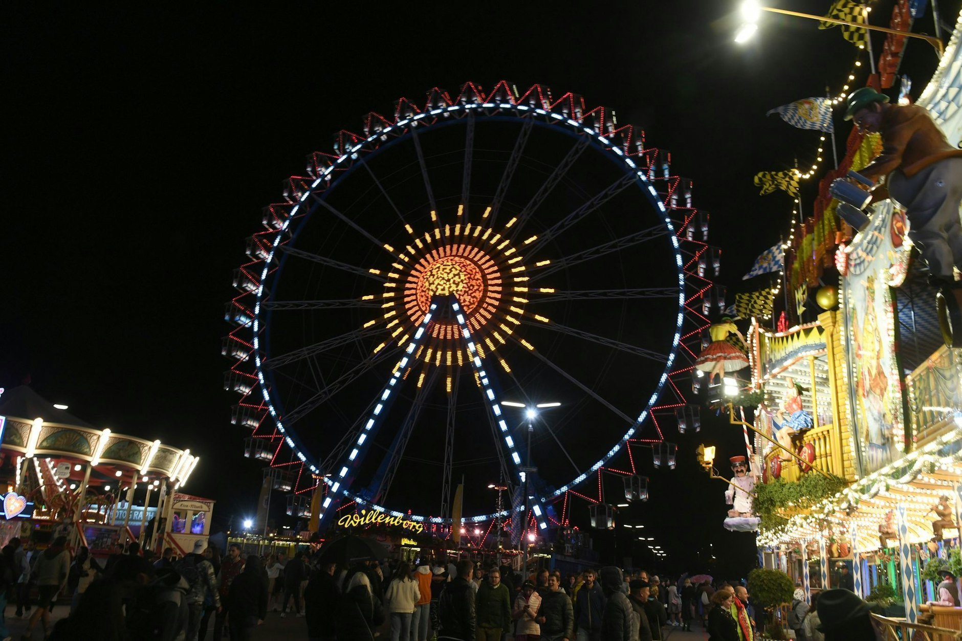 Ein Riesenrad leuchtet auf dem 187. Münchner Oktoberfest.  