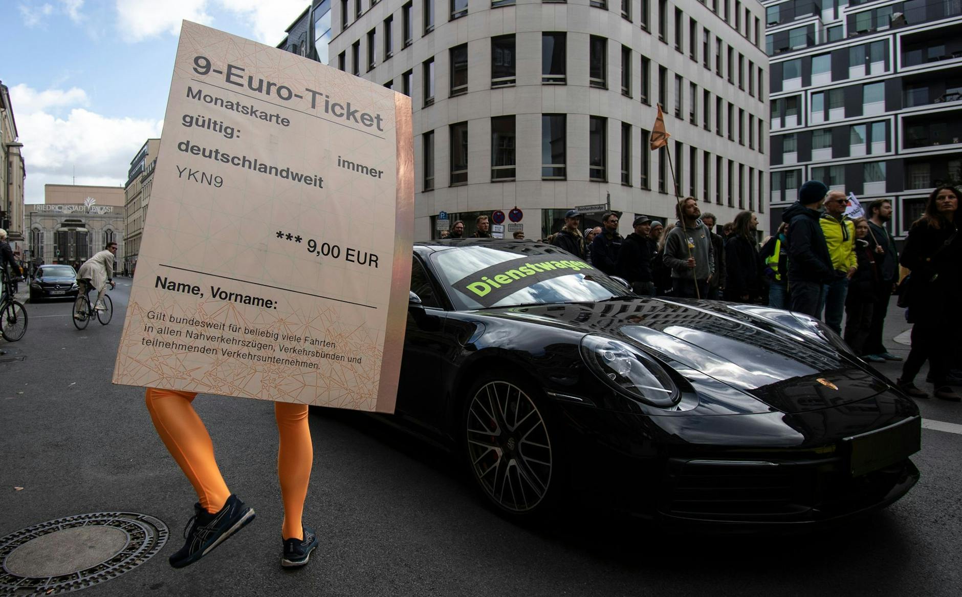 Ein Demonstrant steht mit einem übergroßen «9-Euro-Ticket» bei einem Protest vor der FDP- Zentrale.  