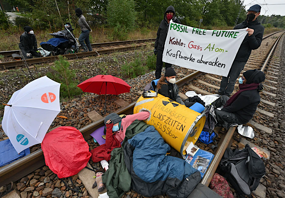 Klimaaktivisten blockieren eine Gleisverbindung für den Transport von Braunkohle zum Kraftwerk Jänschwalde.