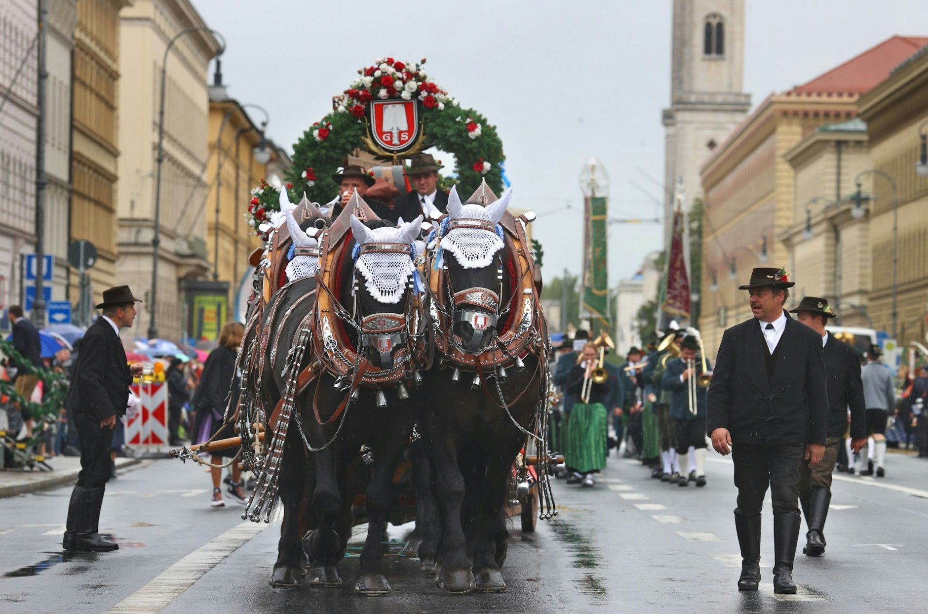 Ein Brauereigespann bringt Bier auf die Wiesn.  