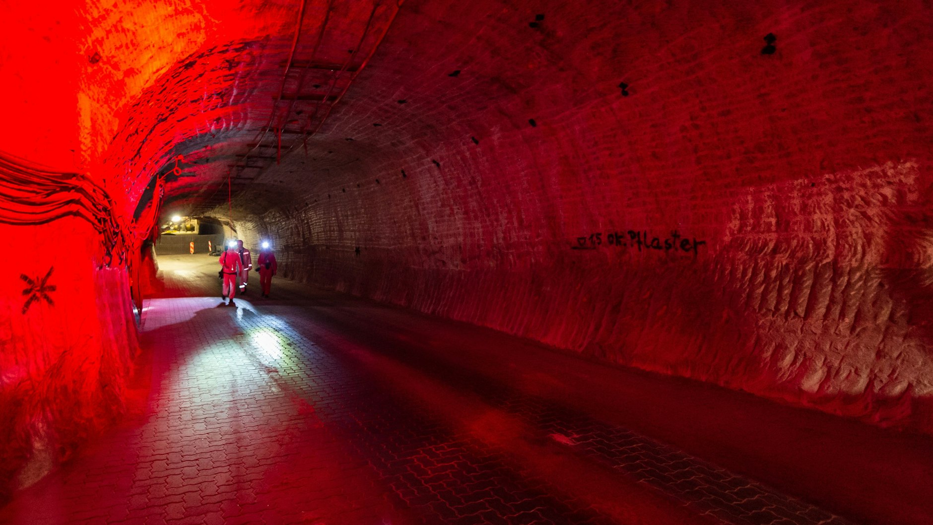 Bergleute und Gäste gehen durch das ehemalige Erkundungsbergwerk. Bei der Suche nach einem Atommüll-Endlager in Deutschland ist der Salzstock Gorleben in Niedersachsen komplett aus dem Rennen.