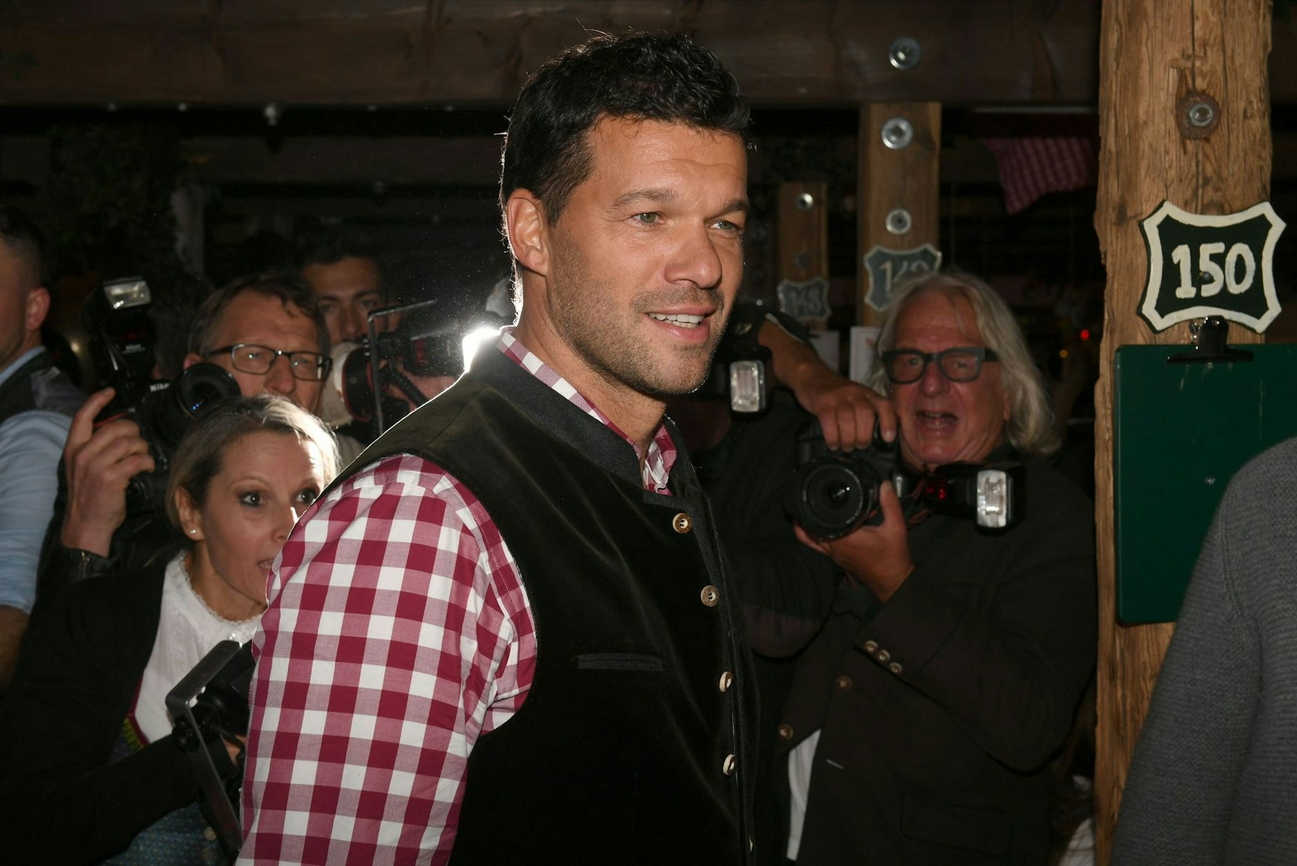 Der Fußballer Michael Ballack im Käferzelt.  