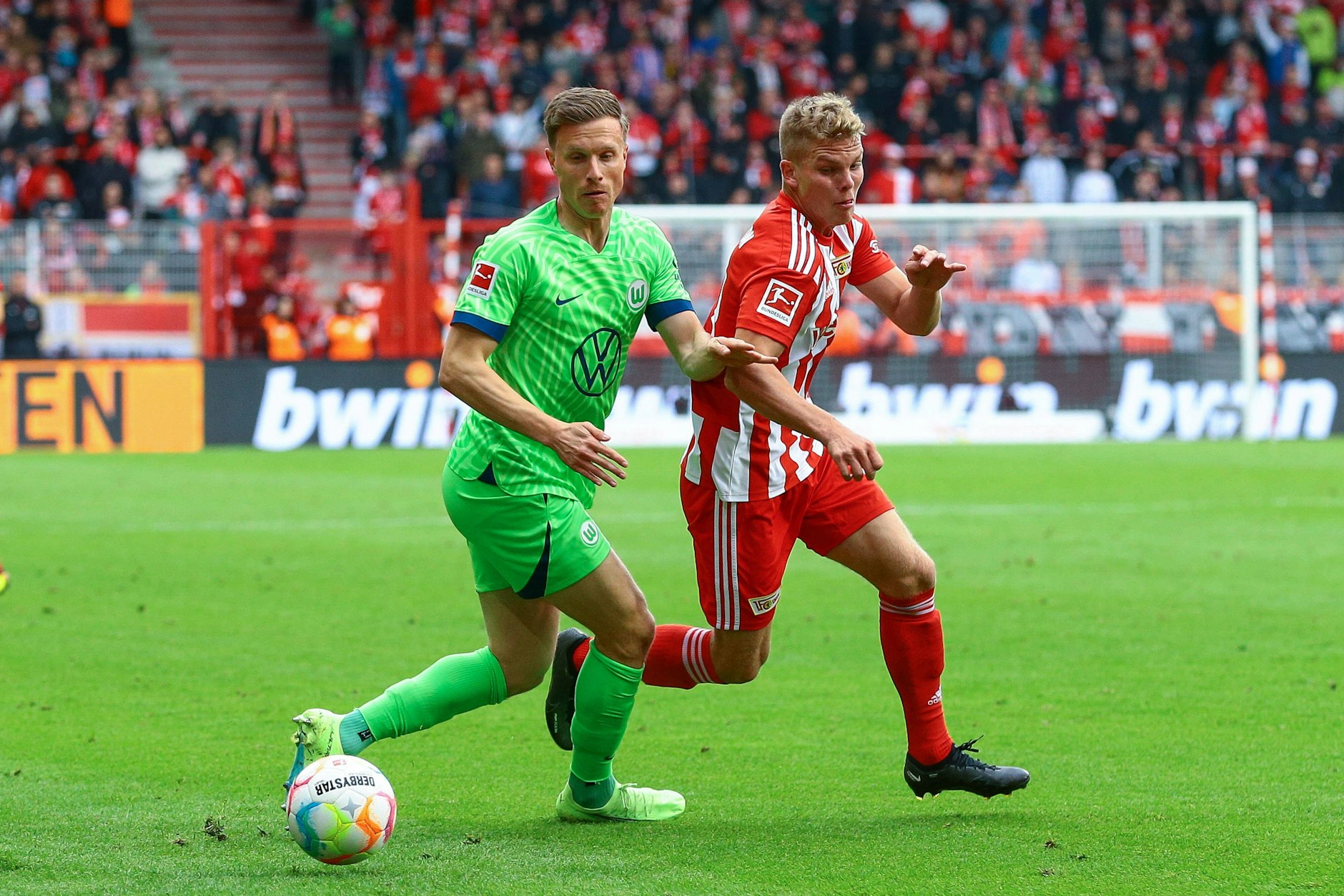 Wolfsburgs Yannick Gerhardt versucht hier Unions Andras Schäfer (r.) zu stoppen.&nbsp;