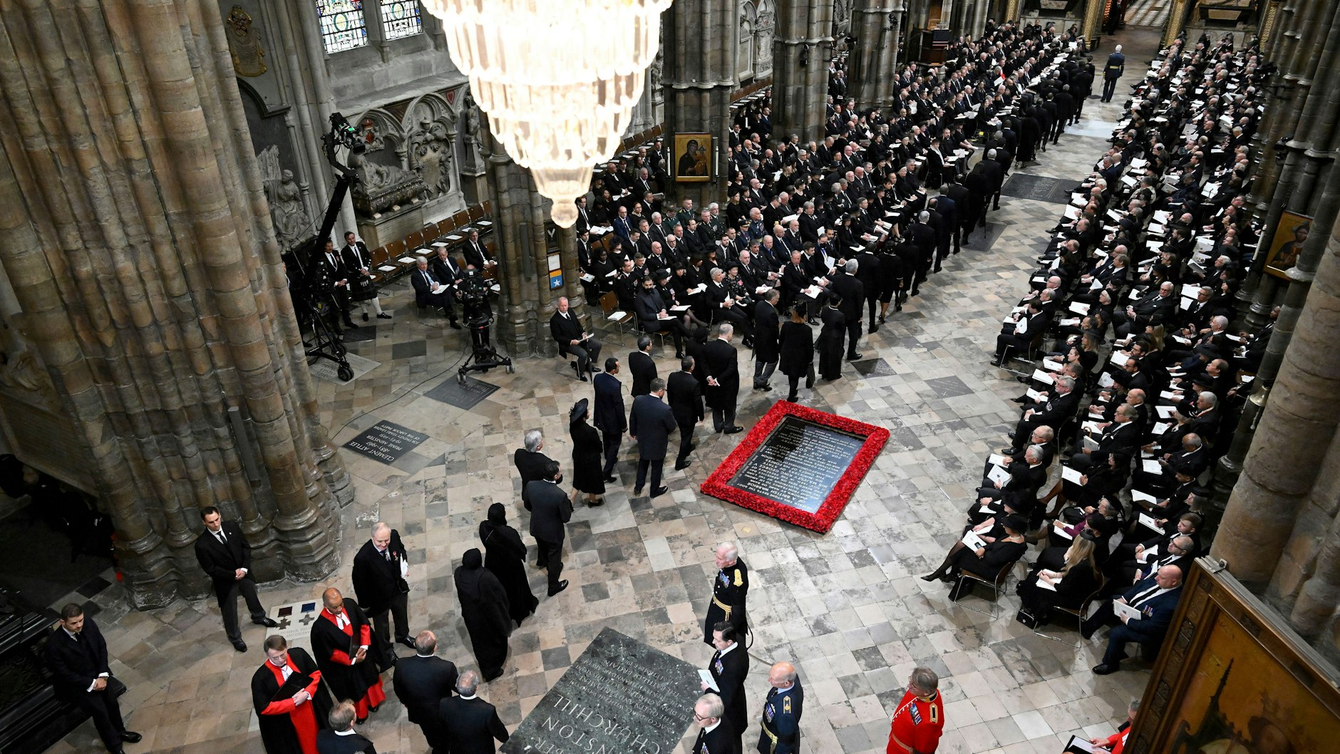 Westminster Abbey füllt sich mit Trauergästen. 