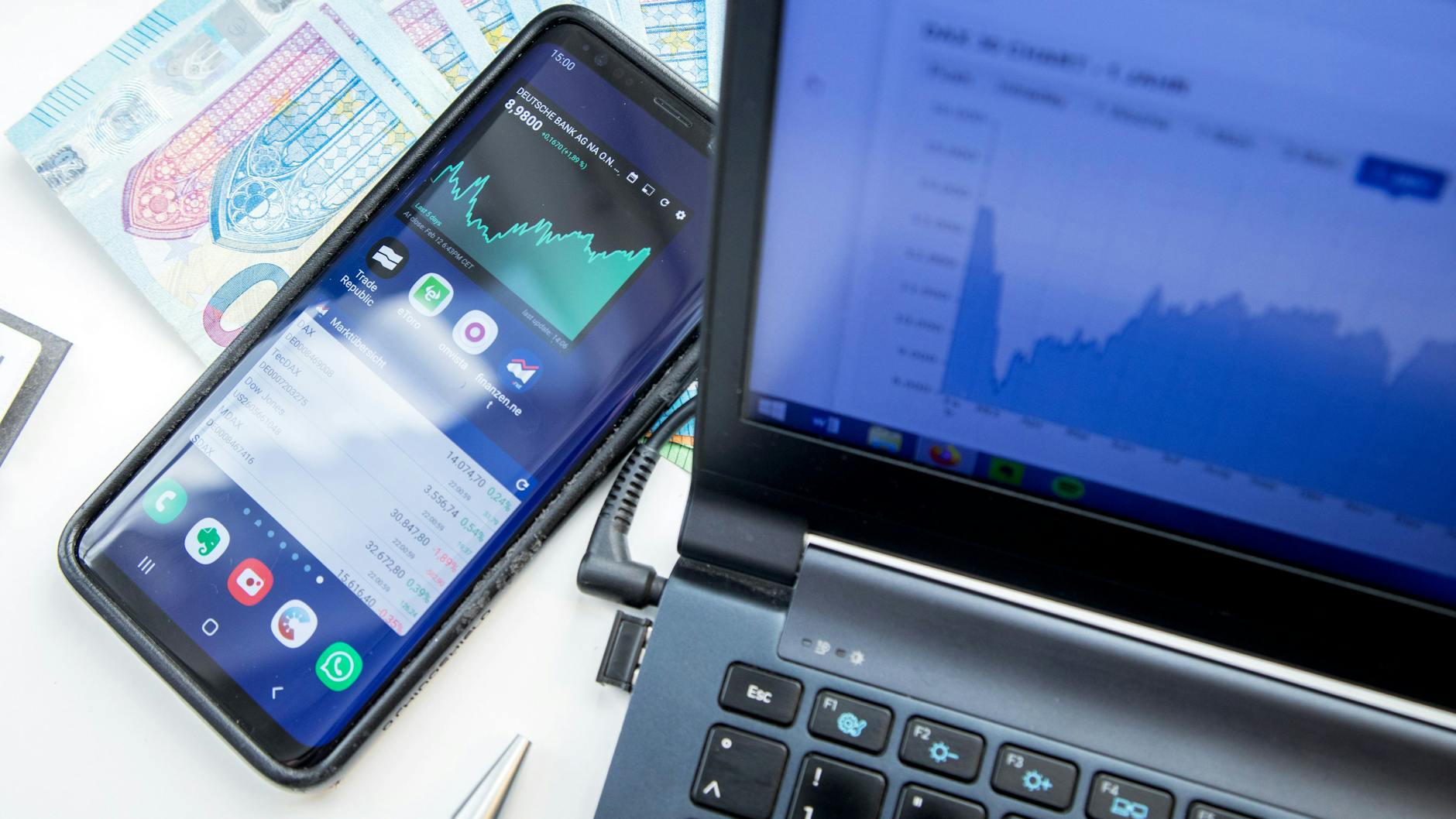 Sparen in der Inflation: Sinnvoll ist ein Mix aus Tagesgeld, Aktienanlagen, Einzelaktien, klassischen Fonds und ETF.