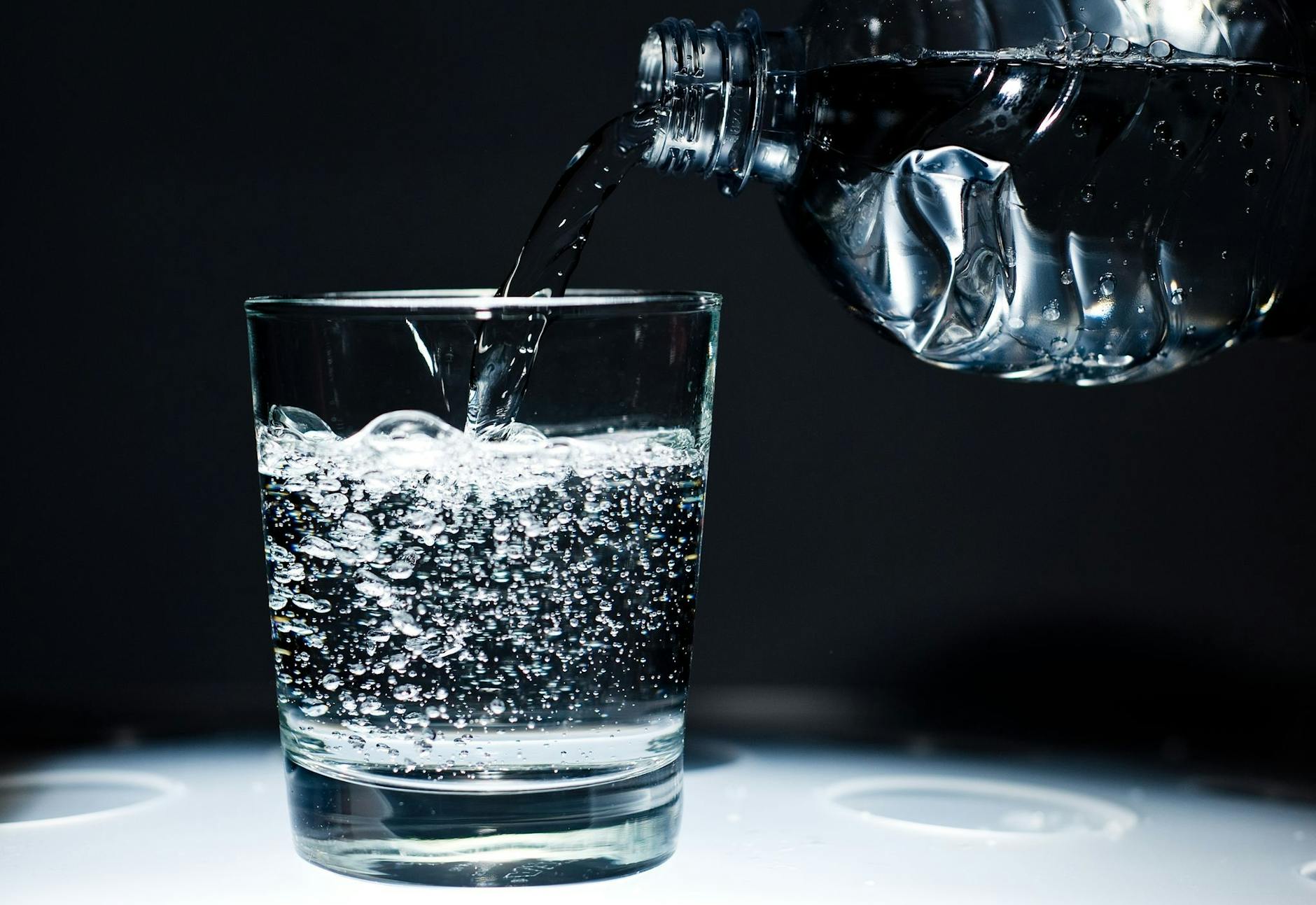 ARCHIV - Der Mangel an Kohlensäure bremst deutsche Brauer und Mineralwasserhersteller aus.