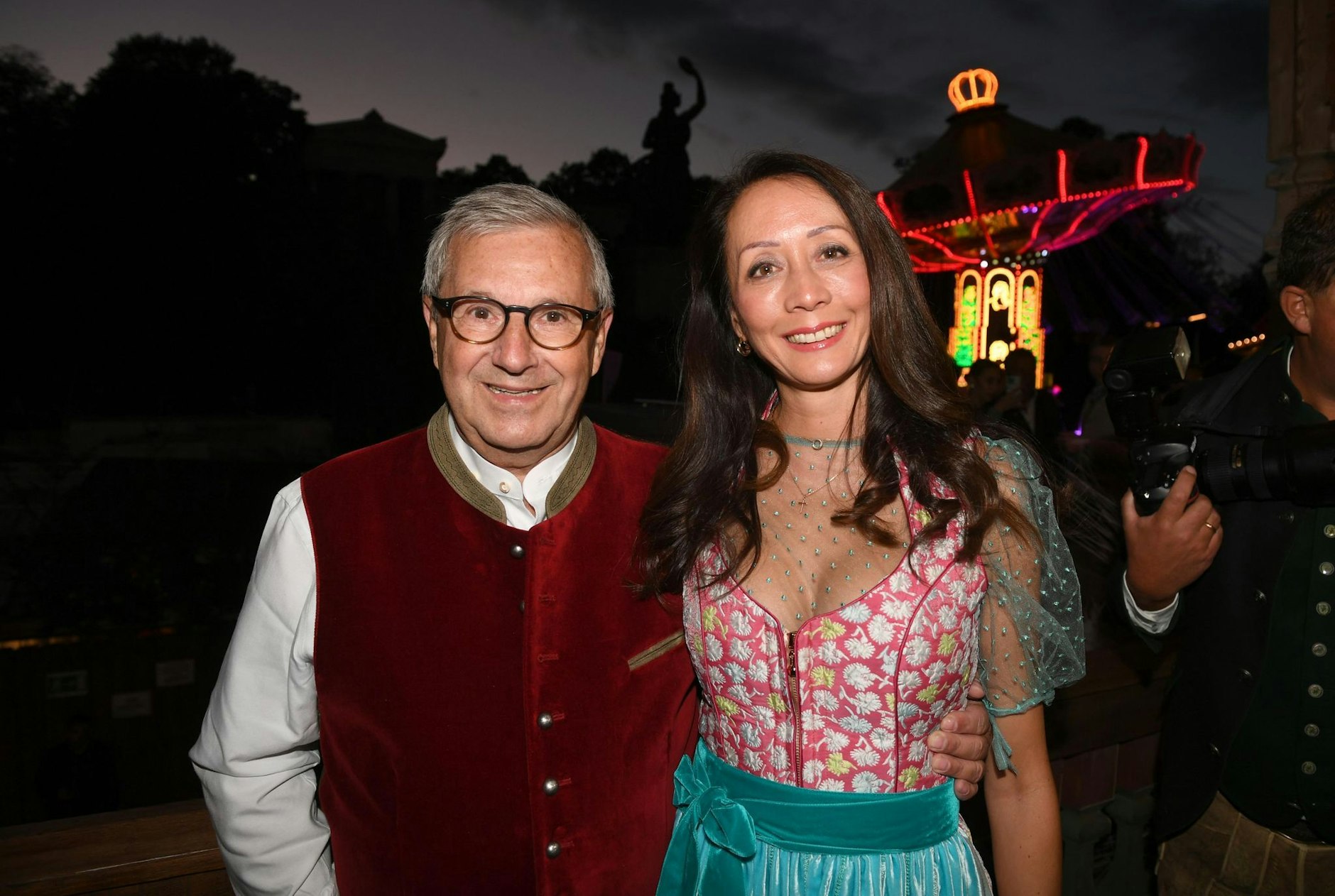 Der Fernsehmoderator Jan Hofer und seine Frau Phong Lan feiern auf dem Balkon vor dem Käferzelt.  