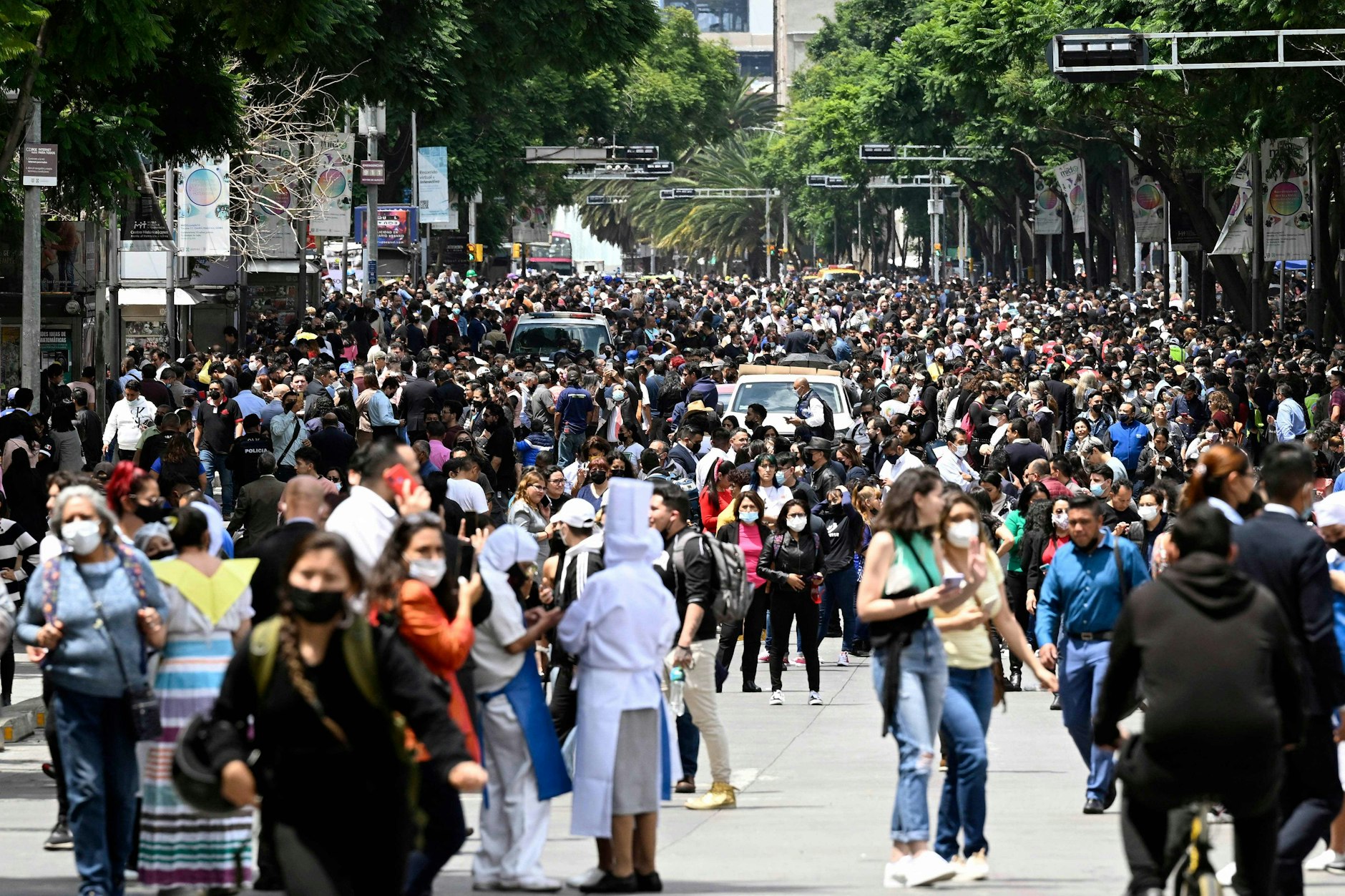Decenas de personas salieron a las calles tras los temblores en la Ciudad de México.