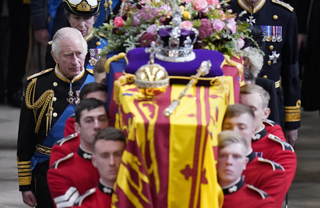 Spinne auf dem Sarg der Queen: Internet amüsiert über achtbeinigen Gast