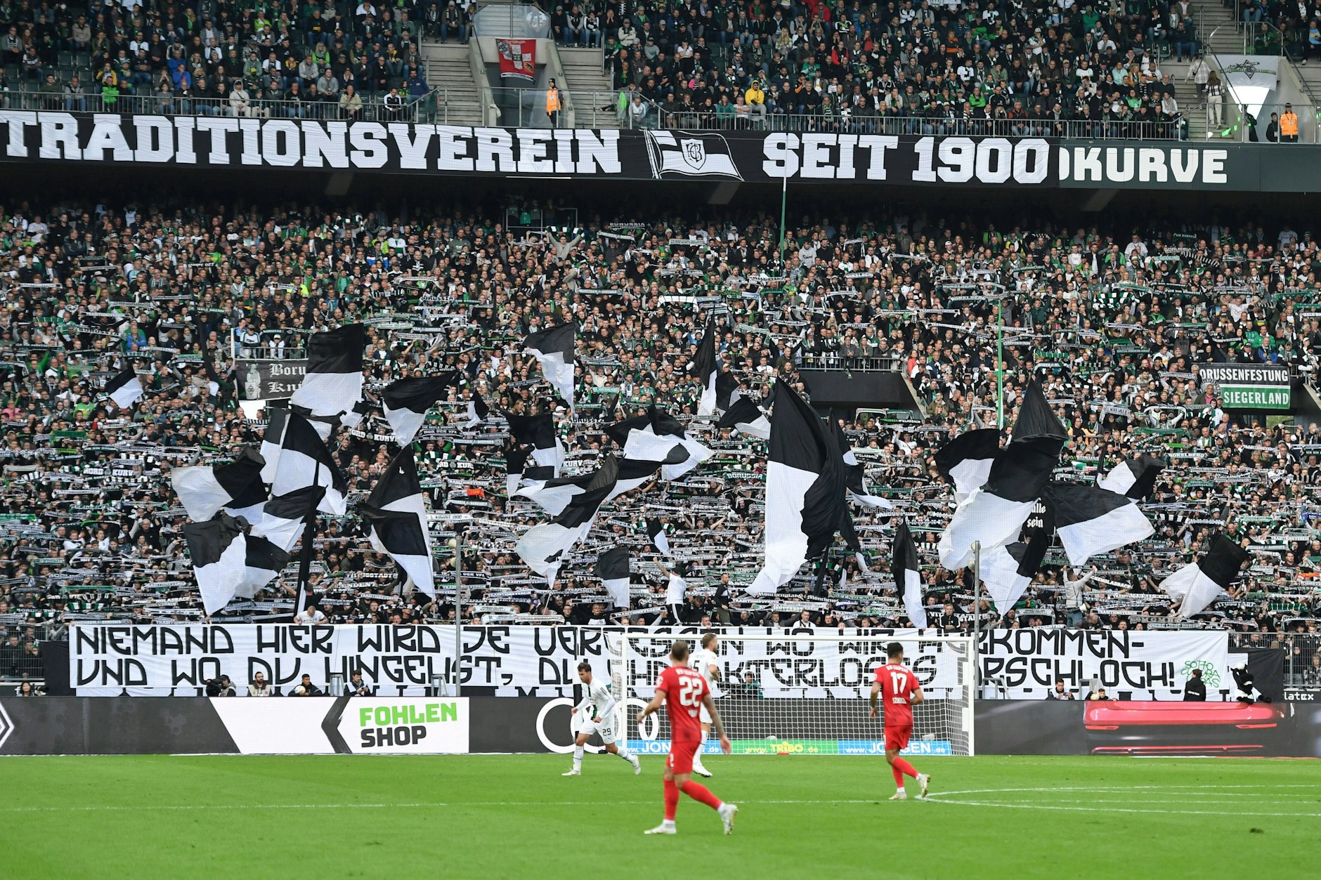 Die Gladbacher Fans ließen Max Eberl am vergangenen Wochenende wissen, was sie von dessen Wechsel zu RB Leipzig halten.