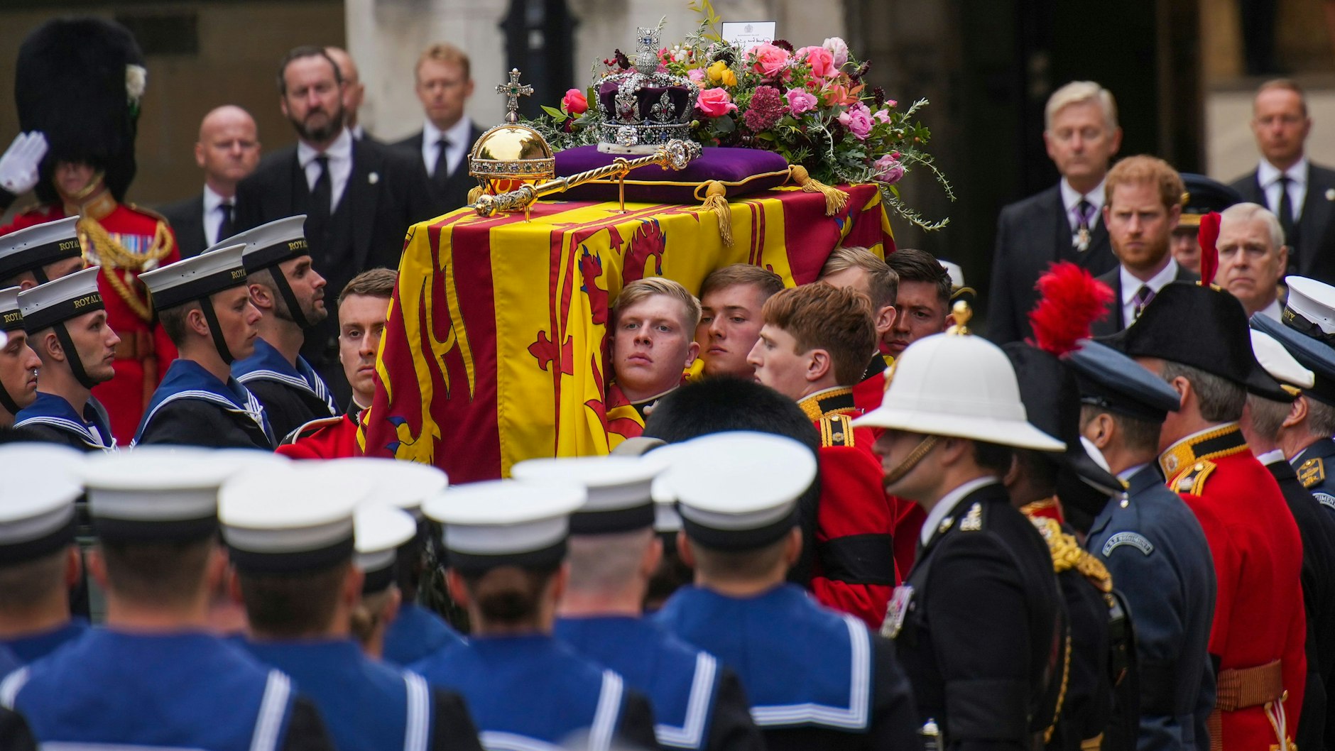 Sarg der Queen Elizabeth II. wird aus Westminster Hall getragen.
