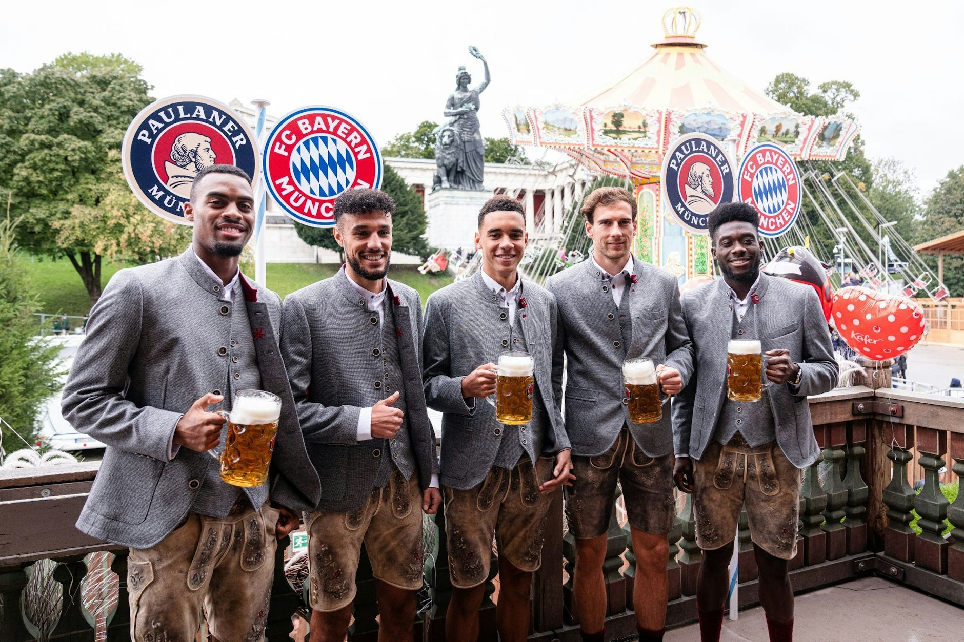 HANDOUT - Ryan Gravenberch (l-r), Noussair Mazraoui, Jamal Musiala, Leon Goretzka und Alphonso Davies vom FC Bayern München haben ihre Trikots gegen Lederhosen getauscht.  