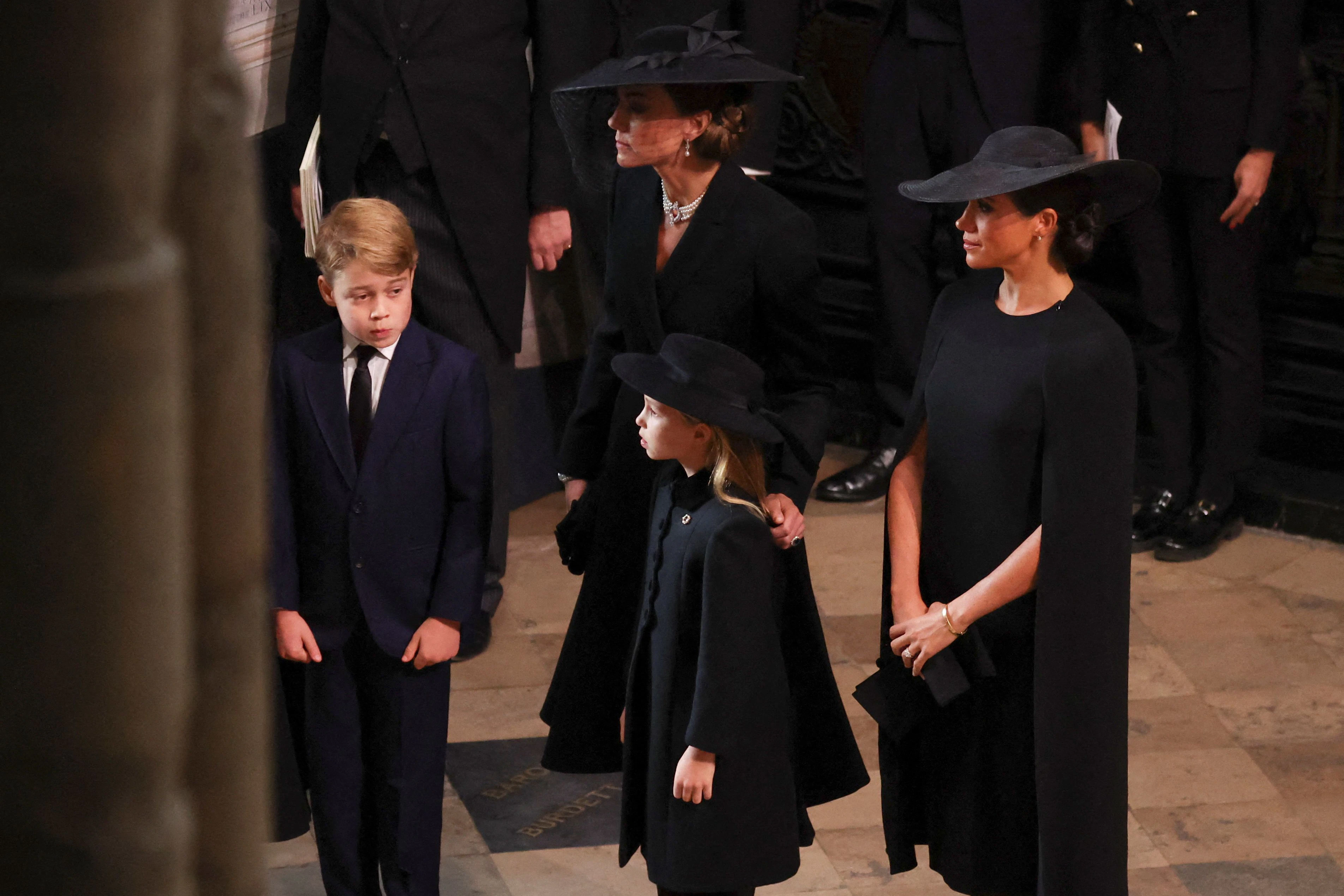 Prinz George (9) und Prinzessin Charlotte (7) nehmen am Trauergottesdienst für die Queen in der Westminster Abbey teil.