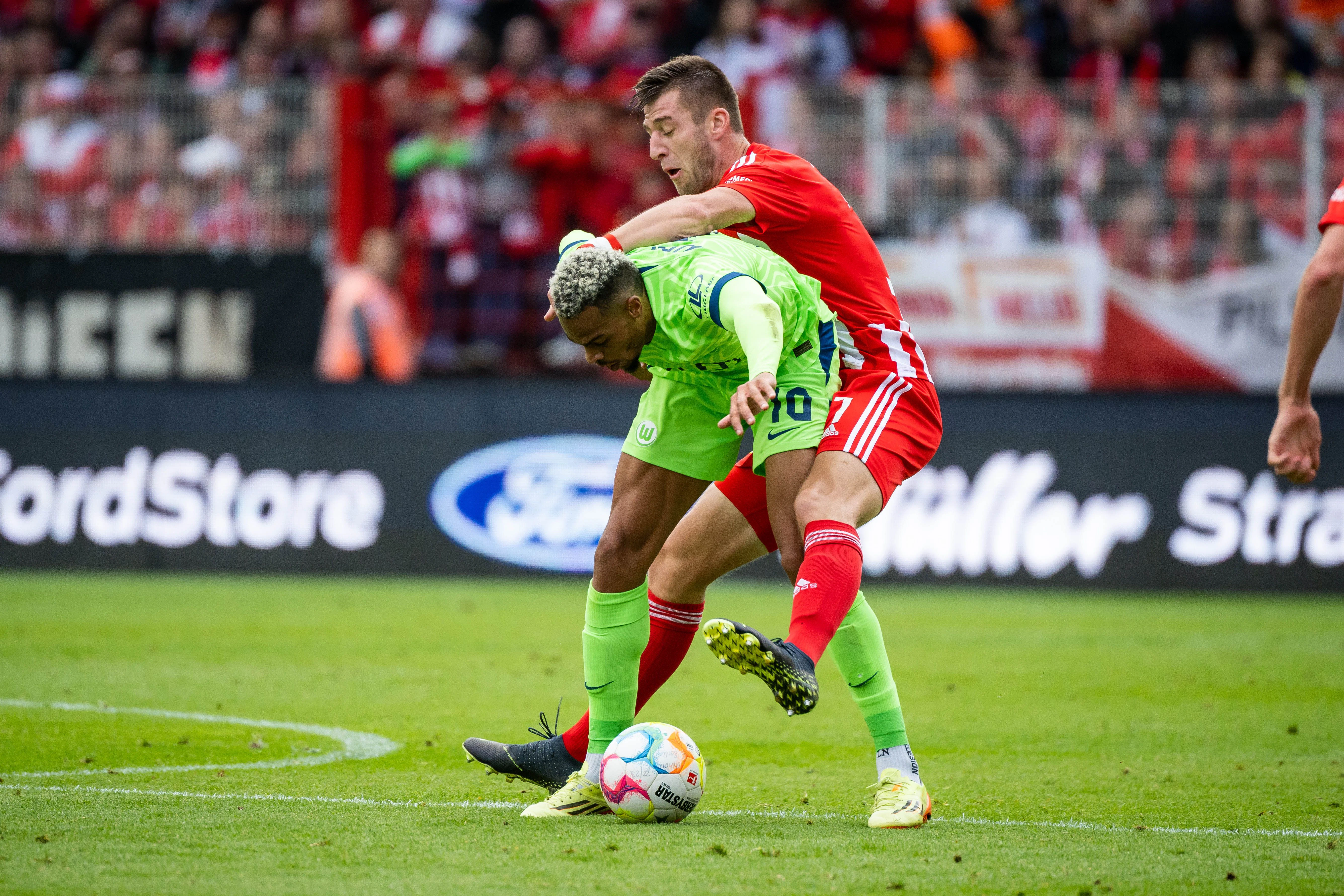 Unions Abwehrchef Robin Knoche nimmt Lukas Nmecha vom VfL Wolfsburg den Raum zum Spaßhaben.