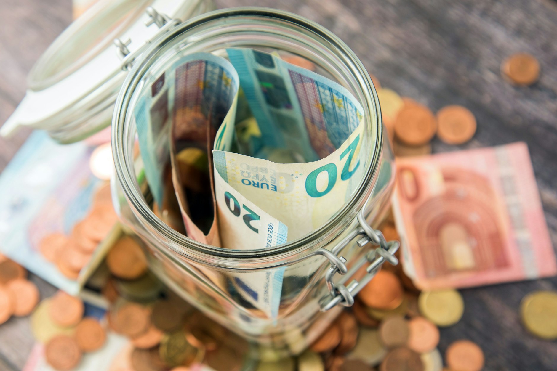 Geld in die Spardose stecken war mal: Inzwischen gibt es wieder attraktive Konditionen für Tages- und Festgeld. Doch eigentlich gleichen auch die die Inflation nicht aus.