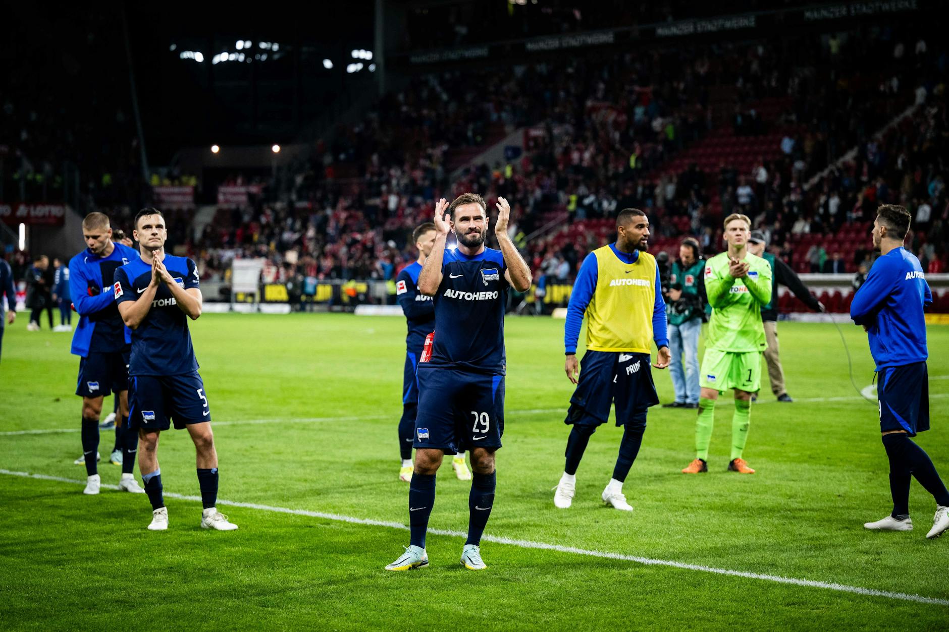 Prince Boateng (3. v. r.) hatte in Mainz auch beim Gang zu den Fans noch das gelbe Leibchen an, wurde von Trainer Sandro Schwarz nicht eingewechselt. 