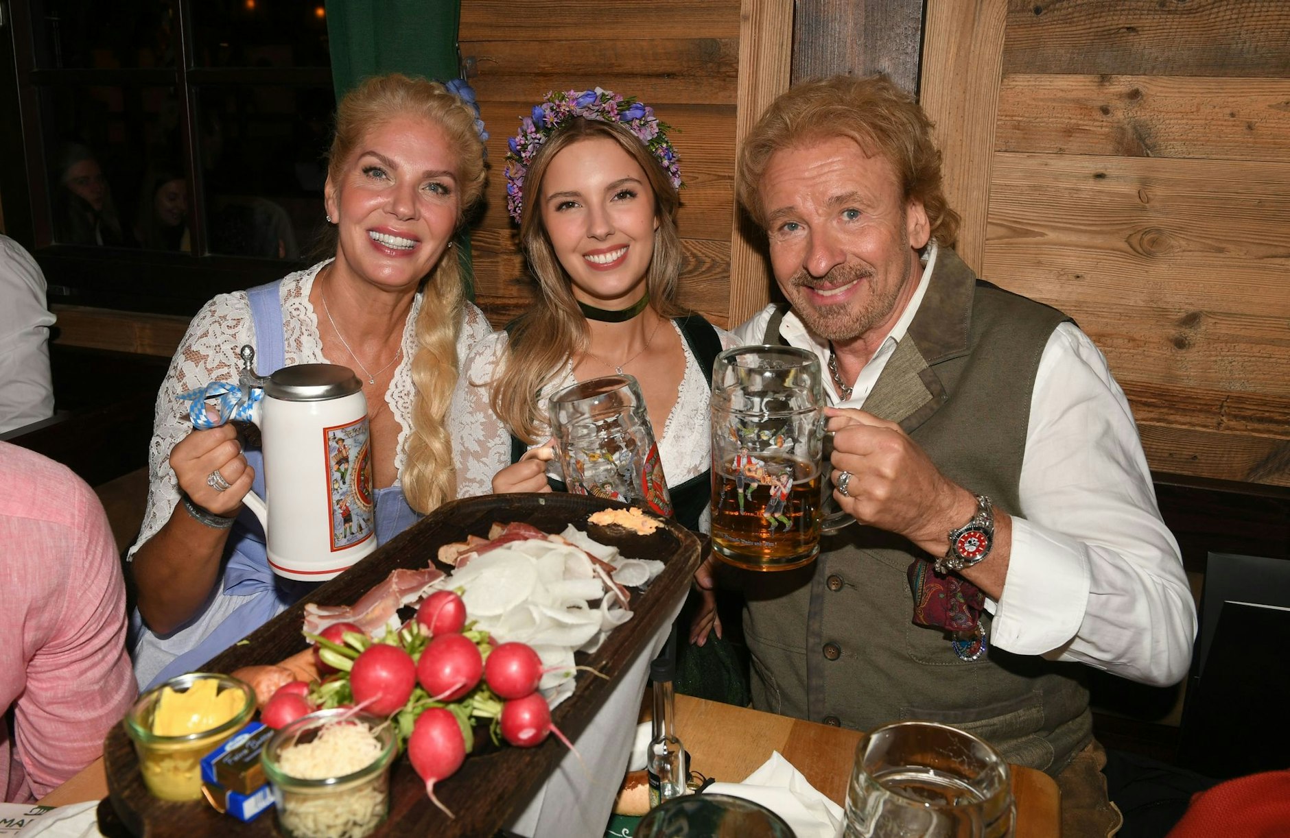 Moderator Thomas Gottschalk (r) feiert mit seiner Freundin Karina Mroß (l) und deren Tochter Melinda (M) im Marstall Zelt.  