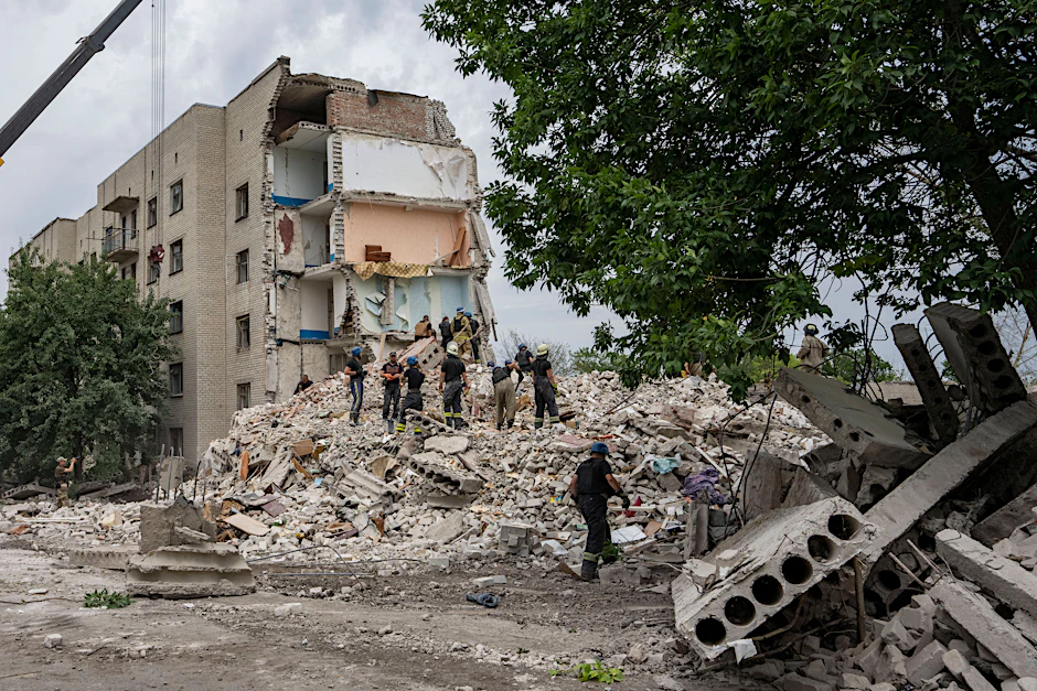 Ein Wohnblock in der Region Donezk in der Ostukraine liegt nach einem Raketeneinschlag in Trümmern (Archivbild). Mehrere AfD-Abgeordnete wollen in die Ostukraine reisen.