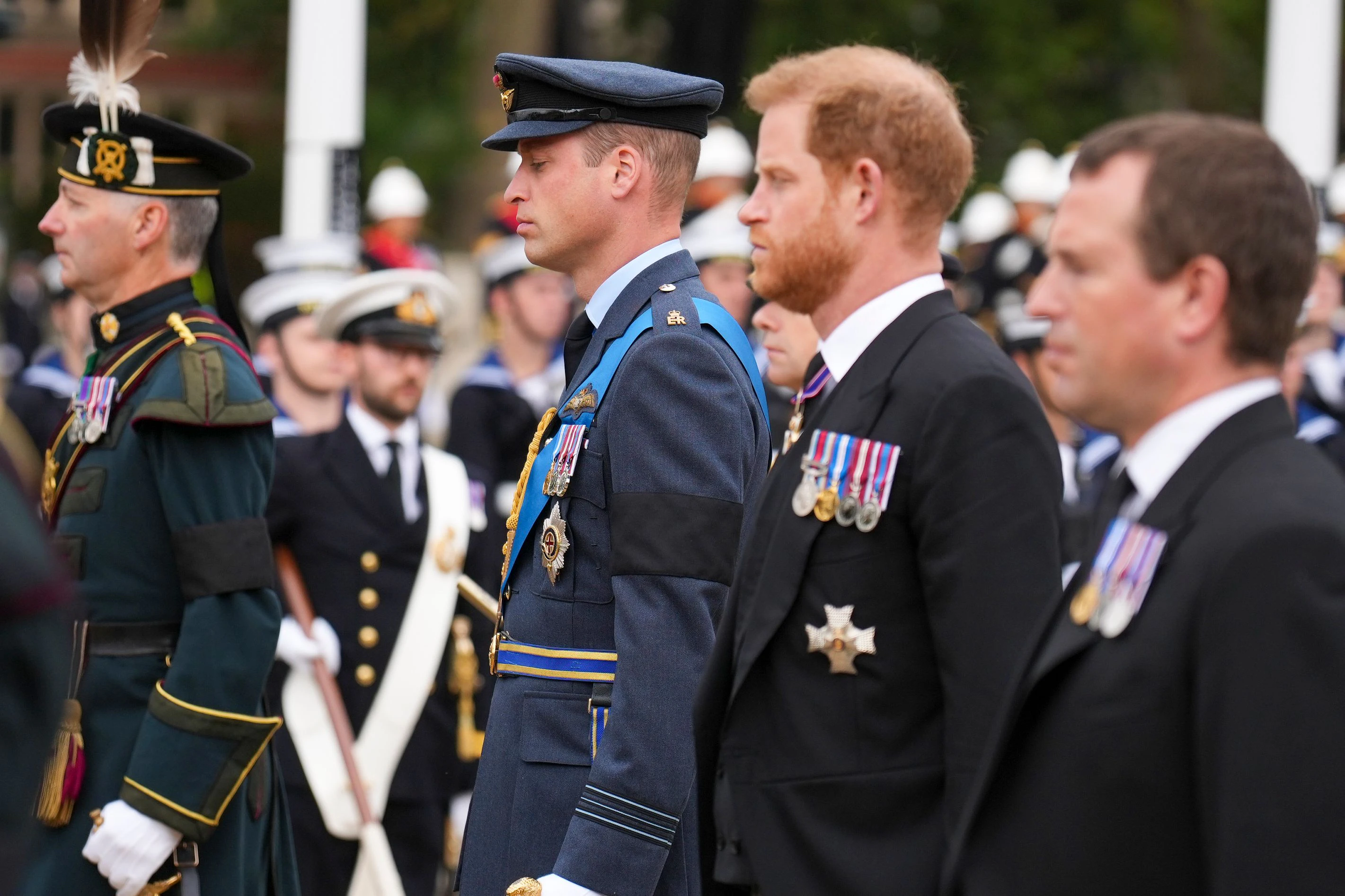 Prinz William und Harry folgen einer Lafette, die den Sarg von Königin Elizabeth II. während ihrer Trauerfeier in der Westminster Abbey im Zentrum Londons trägt.