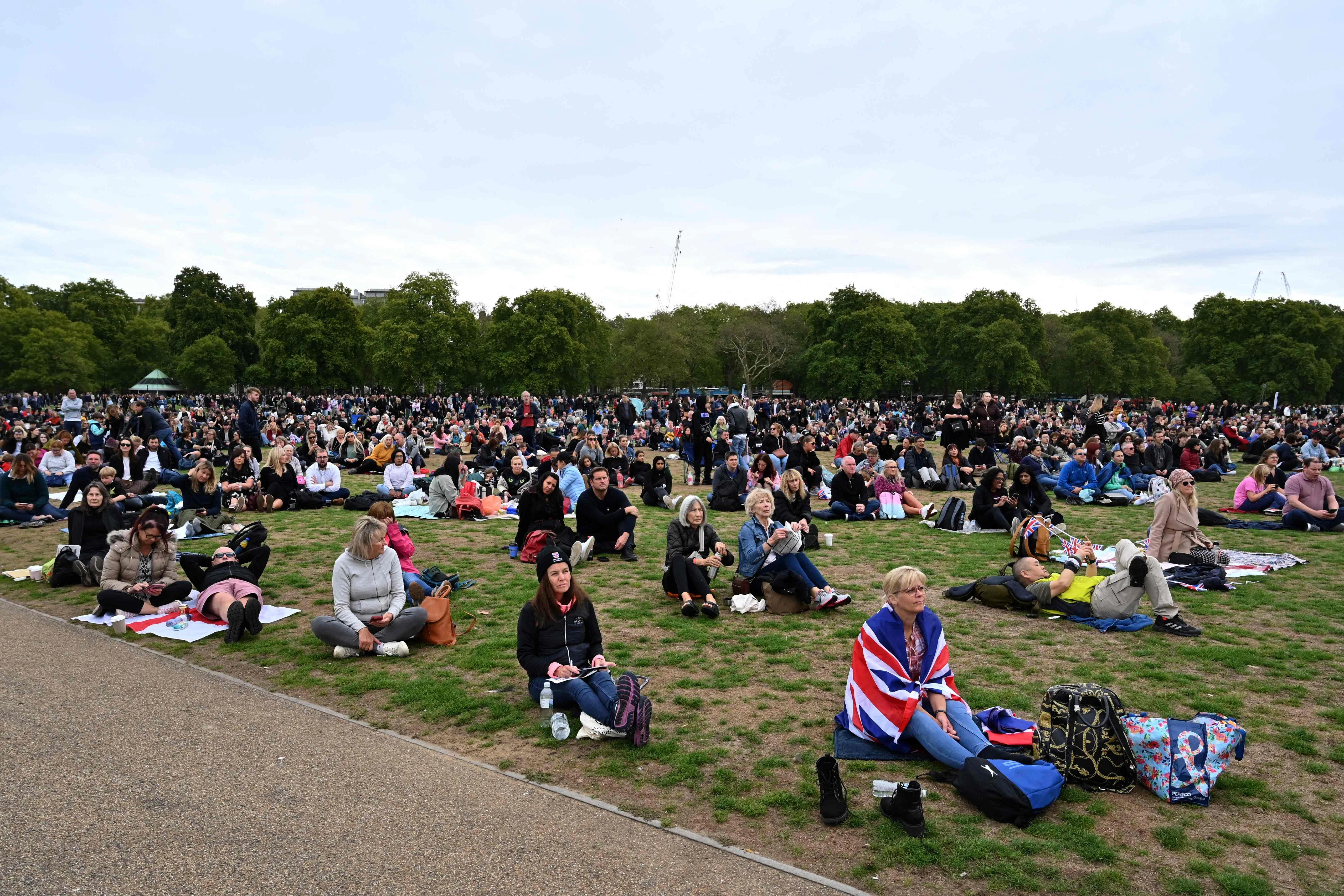 Menschen versammeln sich im Hyde Park, wo der Staatsbegräbnisgottesdienst der britischen Königin Elizabeth II. übertragen wird.