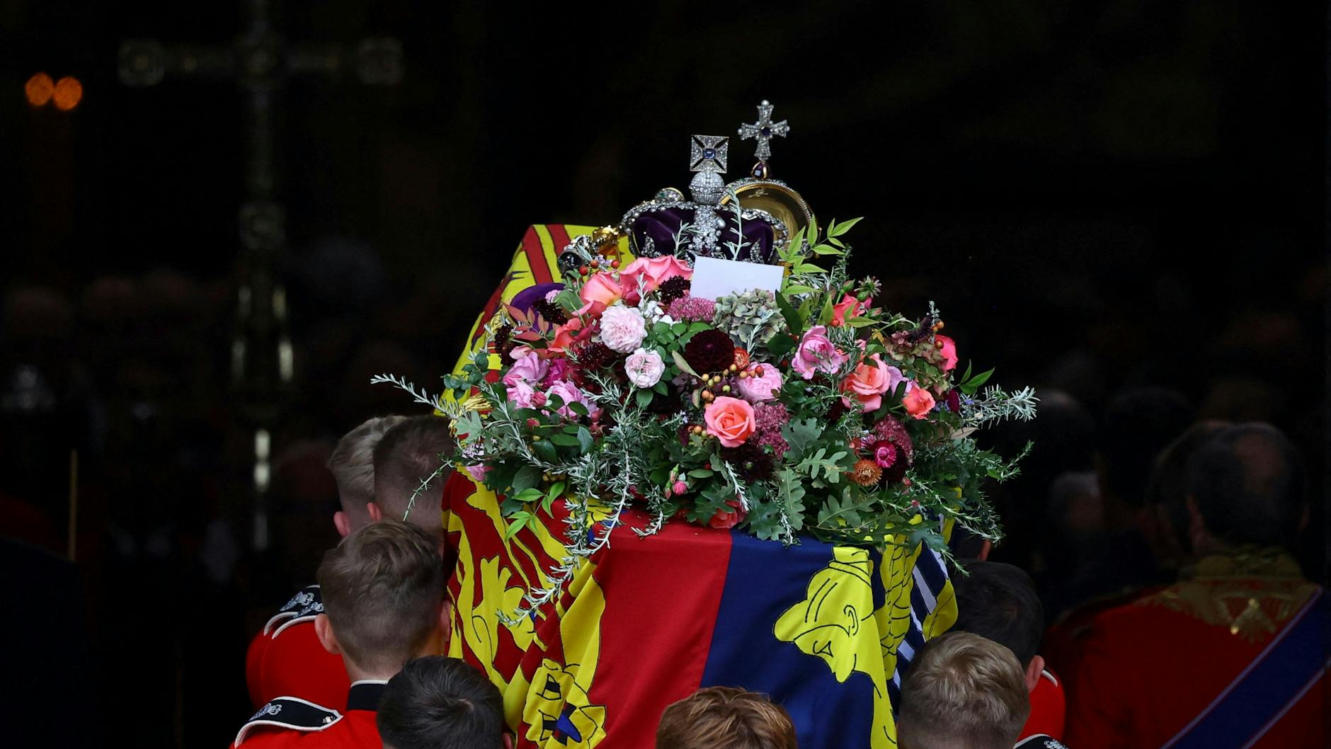 Eine kleiner Umschlag steckt in den Blumen auf dem Sarg der Queen.
