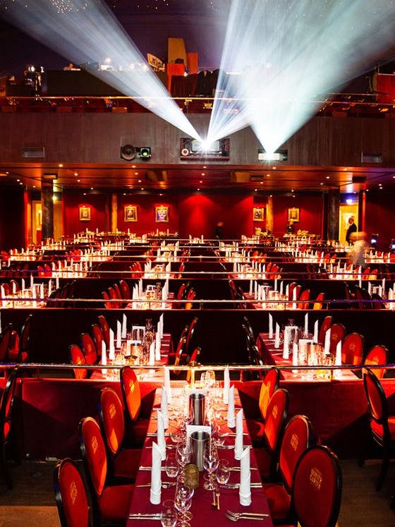 Bei gutem Essen und einem Glas Wein die Show genießen.