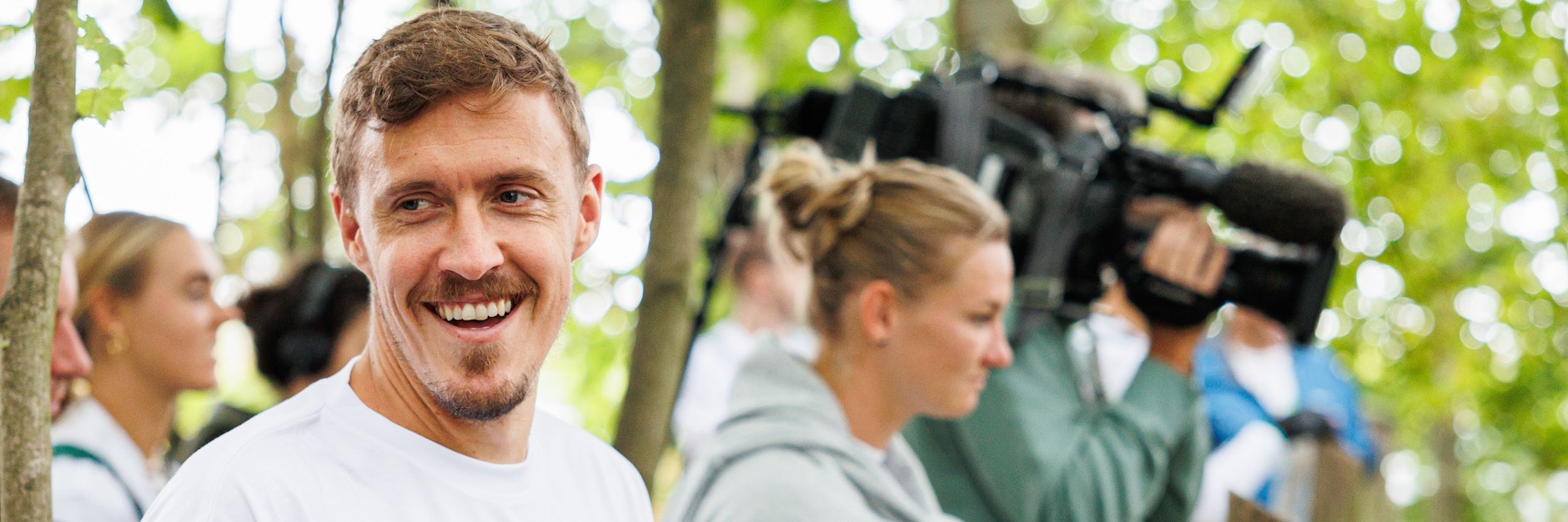 Max Kruse muss beim VfL Wolfsburg noch PR-Termine wie hier auf dem Bauernhof machen, spielen darf er nach der Ausbootung durch Trainer Niko Kovac nicht mehr.